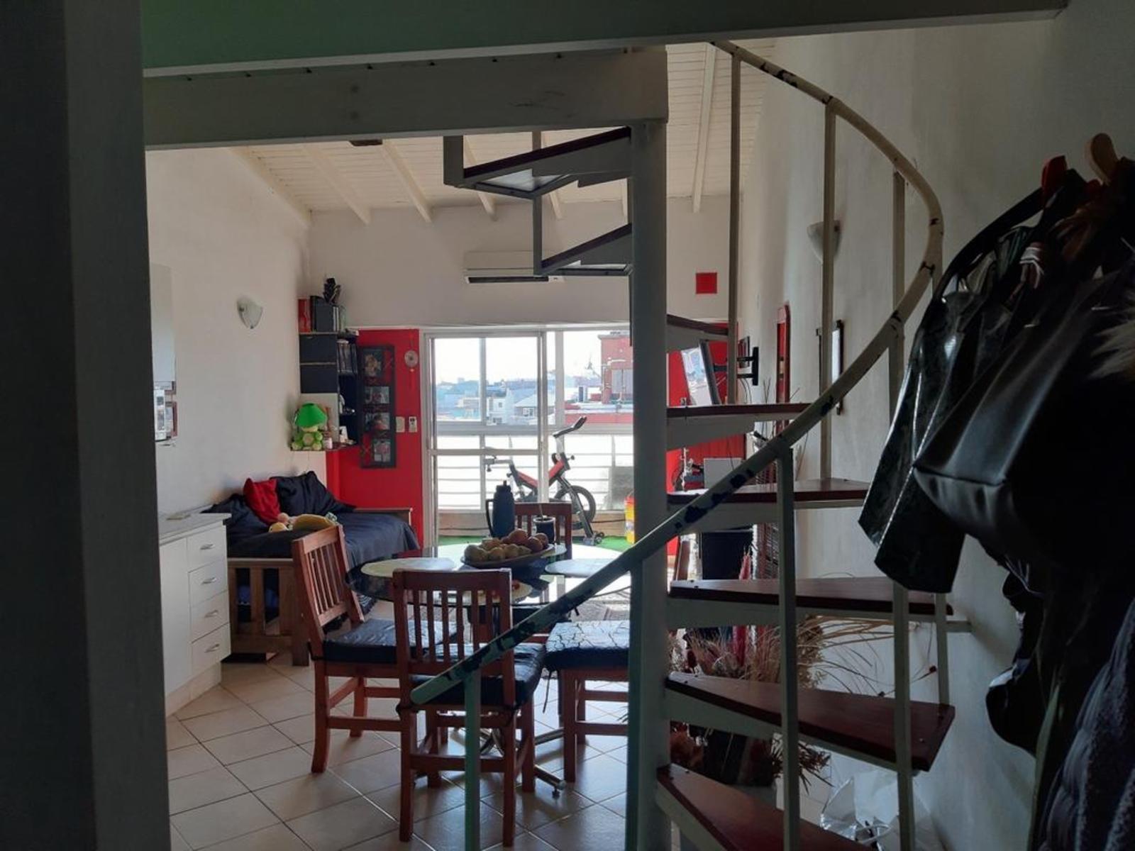 EXCELENTE MONOAMBIENTE CON BALCÓN Y ENTREPISO SOBRE AVENIDA SAN MARTÍN — foto 5