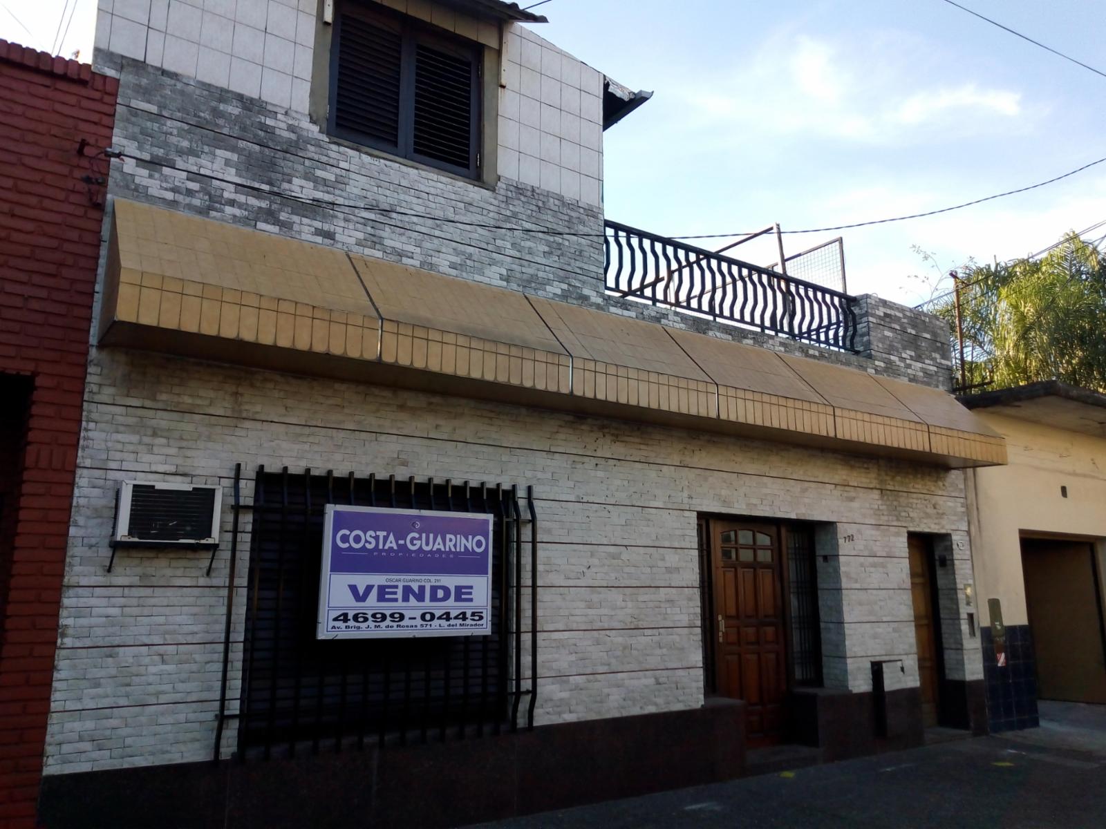 PH DE 4 AMBIENTES EN DOS PLANTAS CON INGRESO DIRECTO DESDE LA CALLE CON PATIO Y TERRAZA