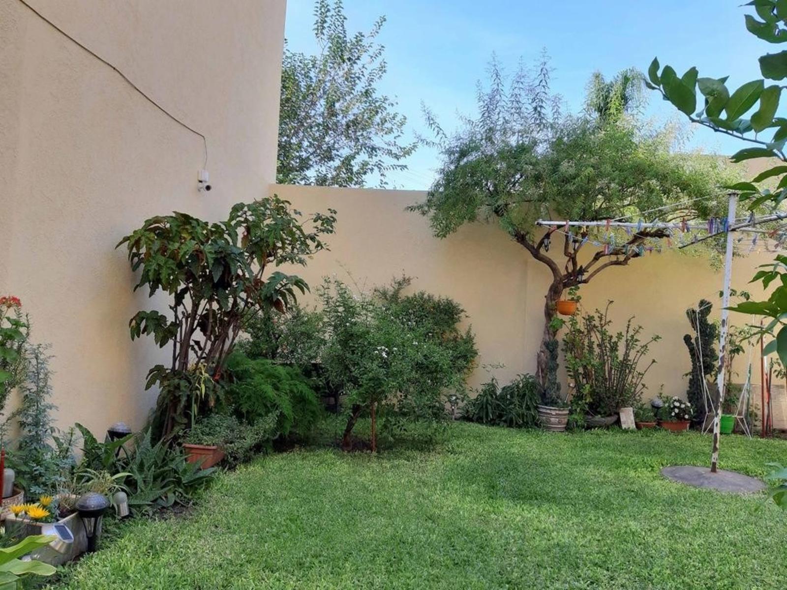 EXCELENTE PH TIPO CASA DE 3 AMBIENTES CON COCHERA, PATIO Y QUINCHO — foto 3