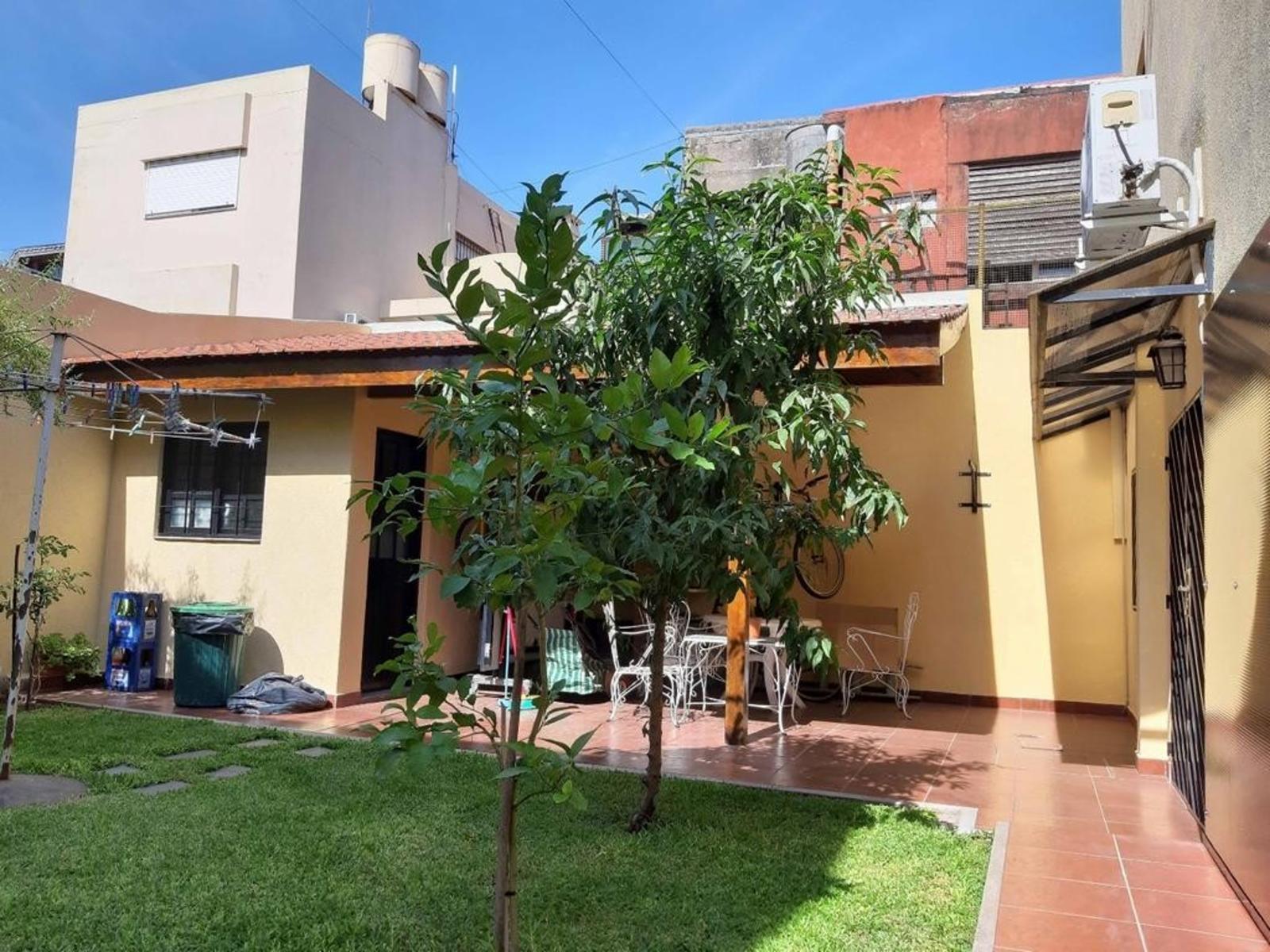 EXCELENTE PH TIPO CASA DE 3 AMBIENTES CON COCHERA, PATIO Y QUINCHO — foto 4