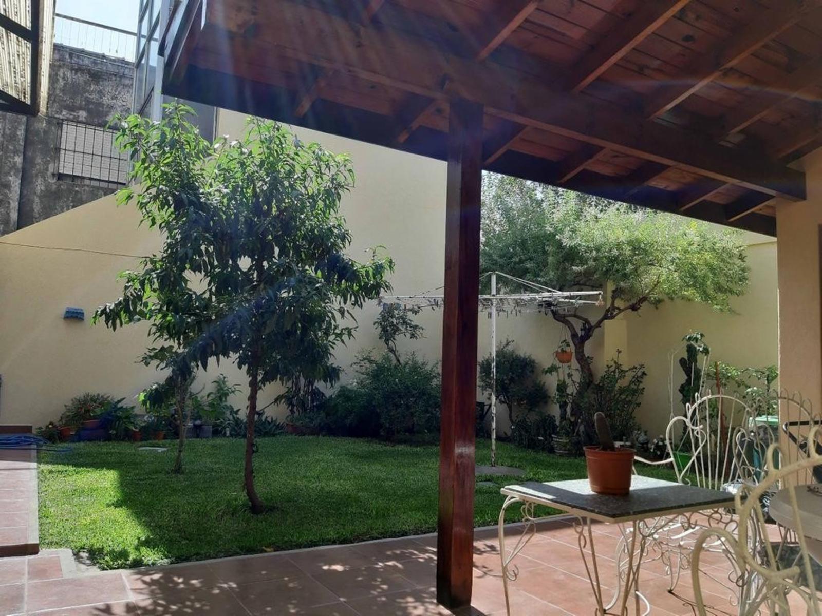 EXCELENTE PH TIPO CASA DE 3 AMBIENTES CON COCHERA, PATIO Y QUINCHO — foto 6
