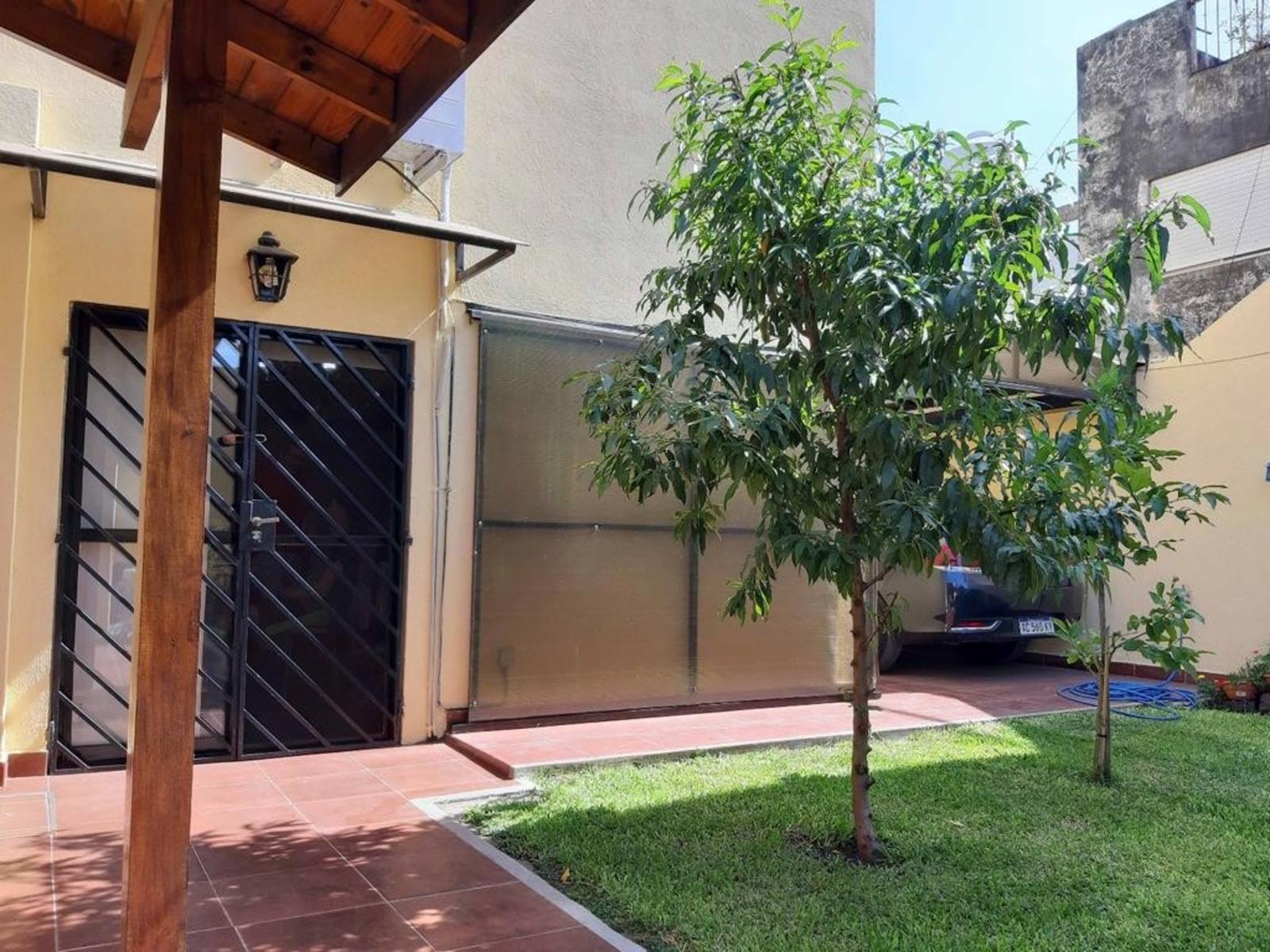EXCELENTE PH TIPO CASA DE 3 AMBIENTES CON COCHERA, PATIO Y QUINCHO — foto 7