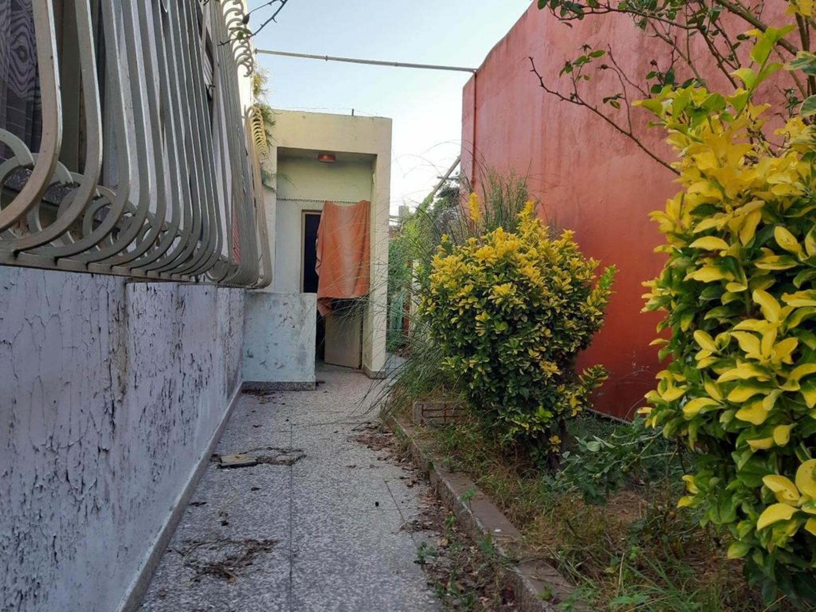 TERRENO DE 360 M² (8,66 X 41,50) CON VIVIENDA UNIFAMILIAR, PATIO Y GALPÓN EN EL FONDO — foto 5