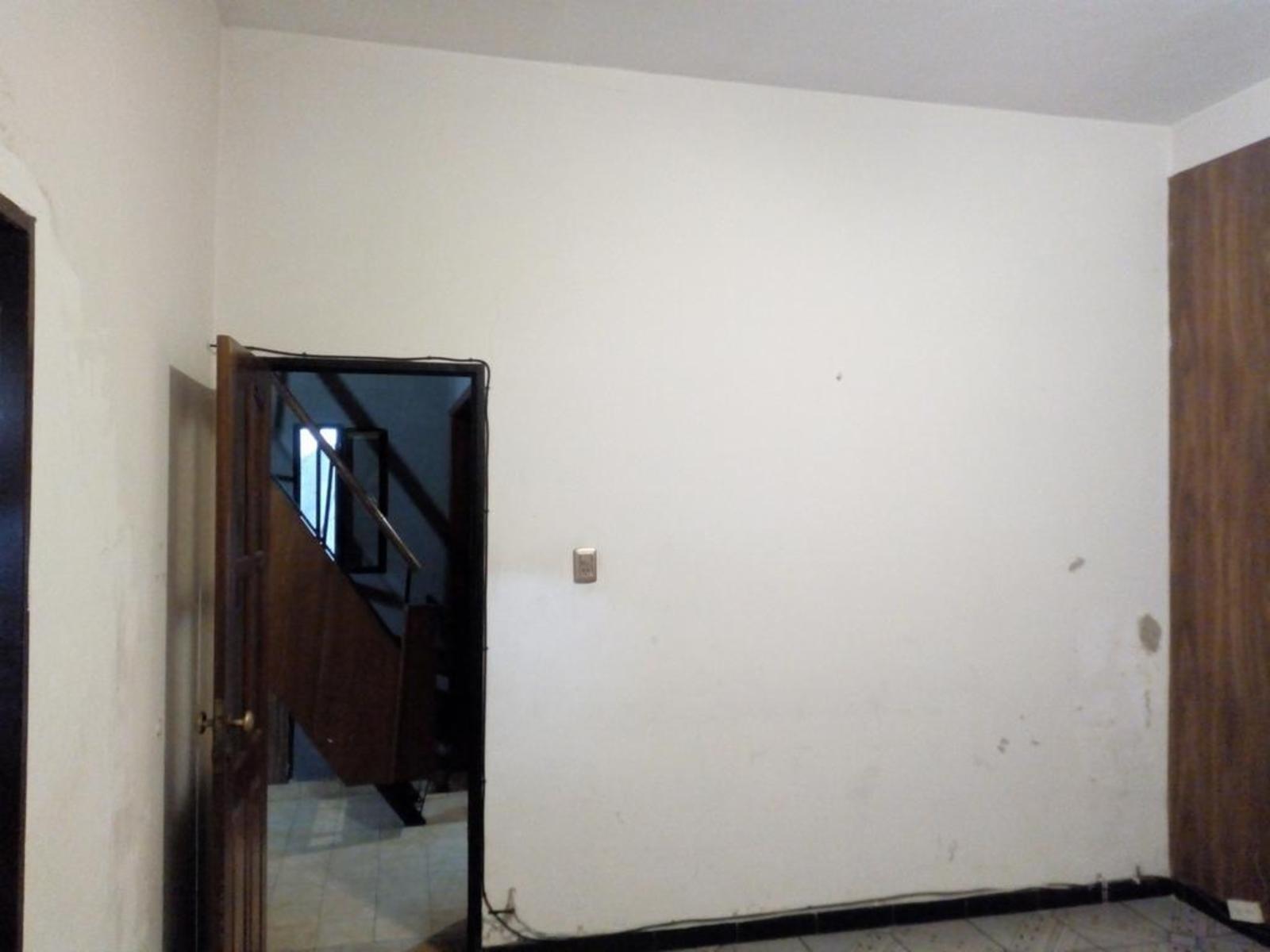 GRAN CASA DE 5 AMBIENTES CON PATIO Y GARAGE — foto 3