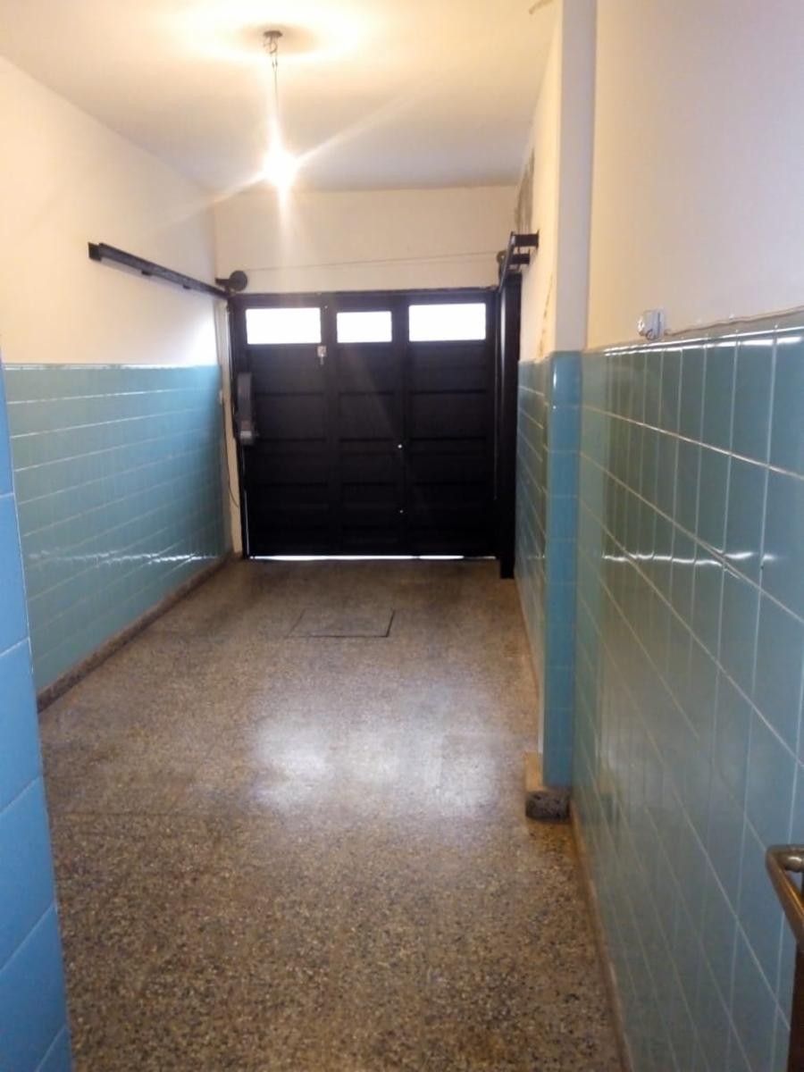 EXCELENTE CASA DE 4 AMBIENTES CON JARDÍN DE FRENTE, COCHERA CUBIERTA, SÓTANO, PATIO Y TERRAZA — foto 2