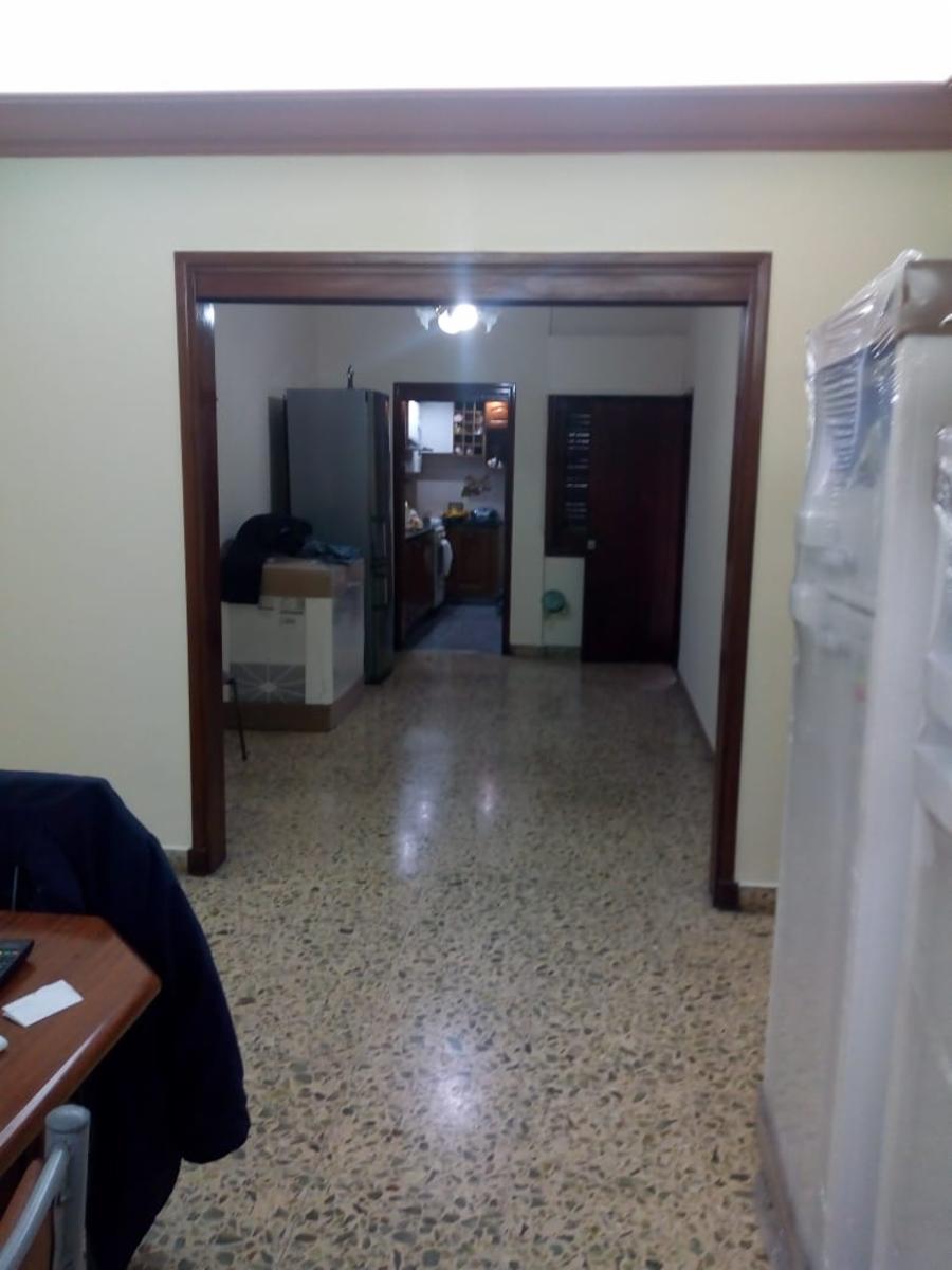 EXCELENTE CASA DE 4 AMBIENTES CON JARDÍN DE FRENTE, COCHERA CUBIERTA, SÓTANO, PATIO Y TERRAZA — foto 3