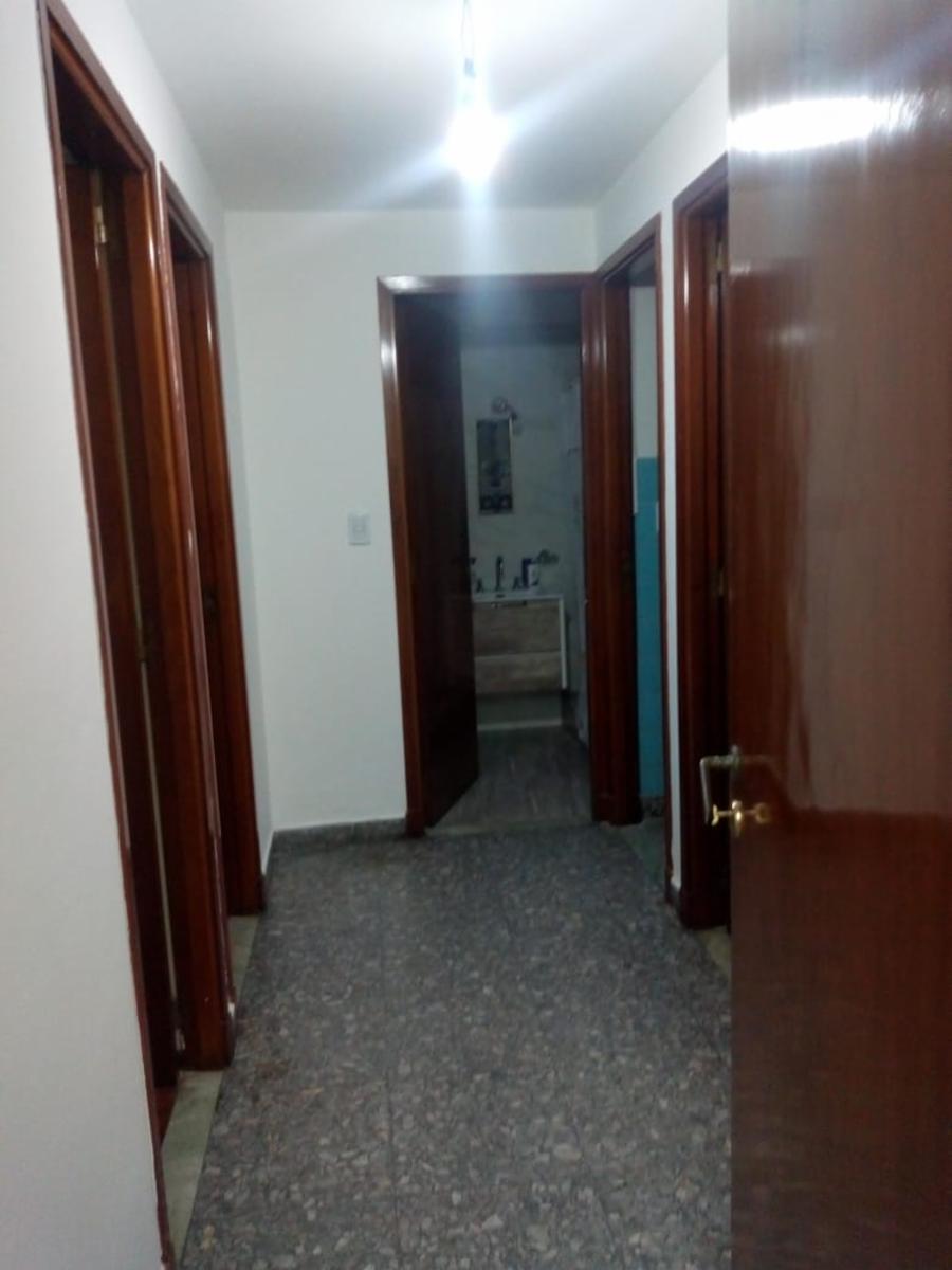 EXCELENTE CASA DE 4 AMBIENTES CON JARDÍN DE FRENTE, COCHERA CUBIERTA, SÓTANO, PATIO Y TERRAZA — foto 4