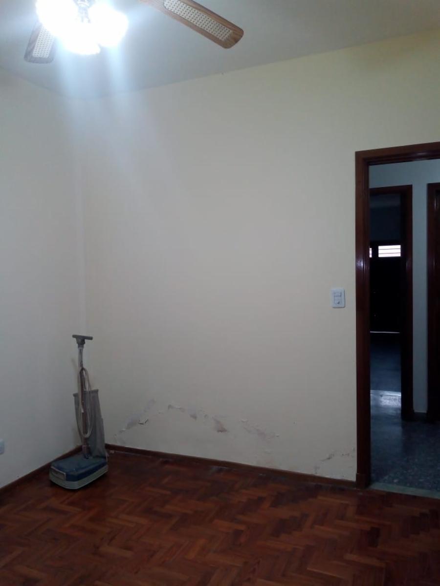 EXCELENTE CASA DE 4 AMBIENTES CON JARDÍN DE FRENTE, COCHERA CUBIERTA, SÓTANO, PATIO Y TERRAZA — foto 7