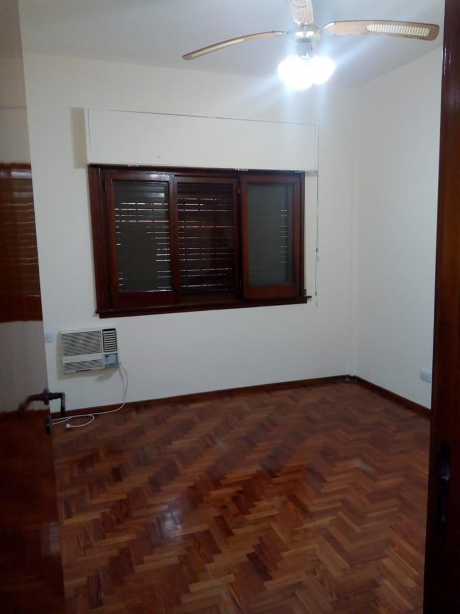EXCELENTE CASA DE 4 AMBIENTES CON JARDÍN DE FRENTE, COCHERA CUBIERTA, SÓTANO, PATIO Y TERRAZA — foto 10