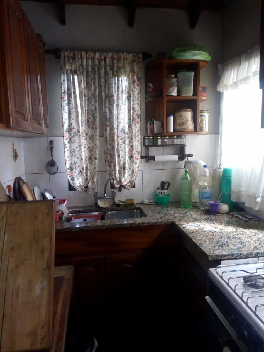 CASA DE 3 AMBIENTES CON JARDÍN DE FRENTE, PATIO Y COCHERA DESCUBIERTA — foto 3