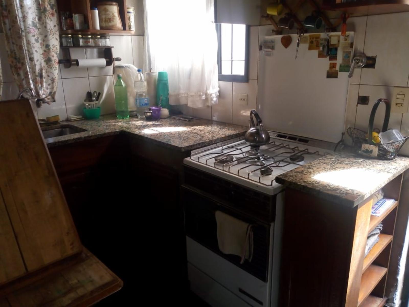 CASA DE 3 AMBIENTES CON JARDÍN DE FRENTE, PATIO Y COCHERA DESCUBIERTA — foto 4