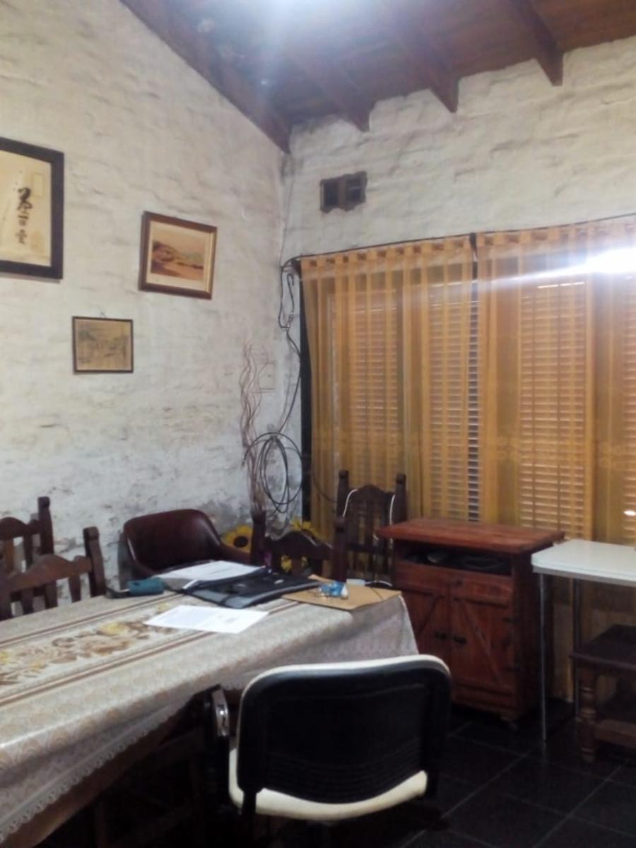 CASA DE 3 AMBIENTES CON JARDÍN DE FRENTE, PATIO Y COCHERA DESCUBIERTA — foto 5