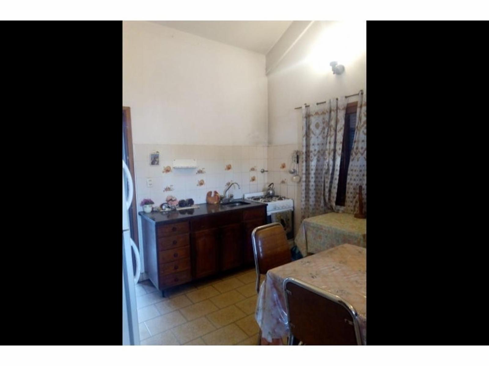 CASA DE 3 AMBIENTES AL FRENTE CON COCHERA EN SANTA TERESITA — foto 3
