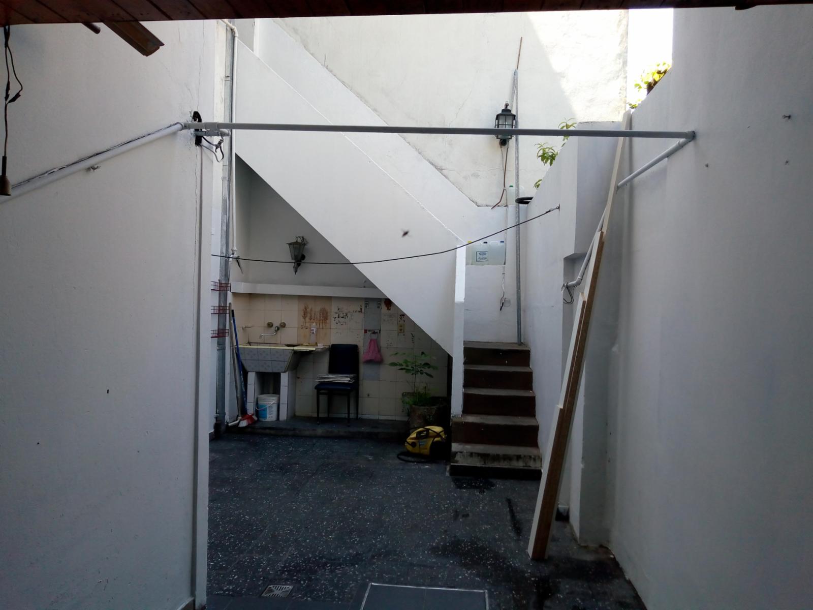 EXCELENTE CASA DE 3 PLANTAS EN ESQUINA CON PATIO Y COCHERA — foto 3