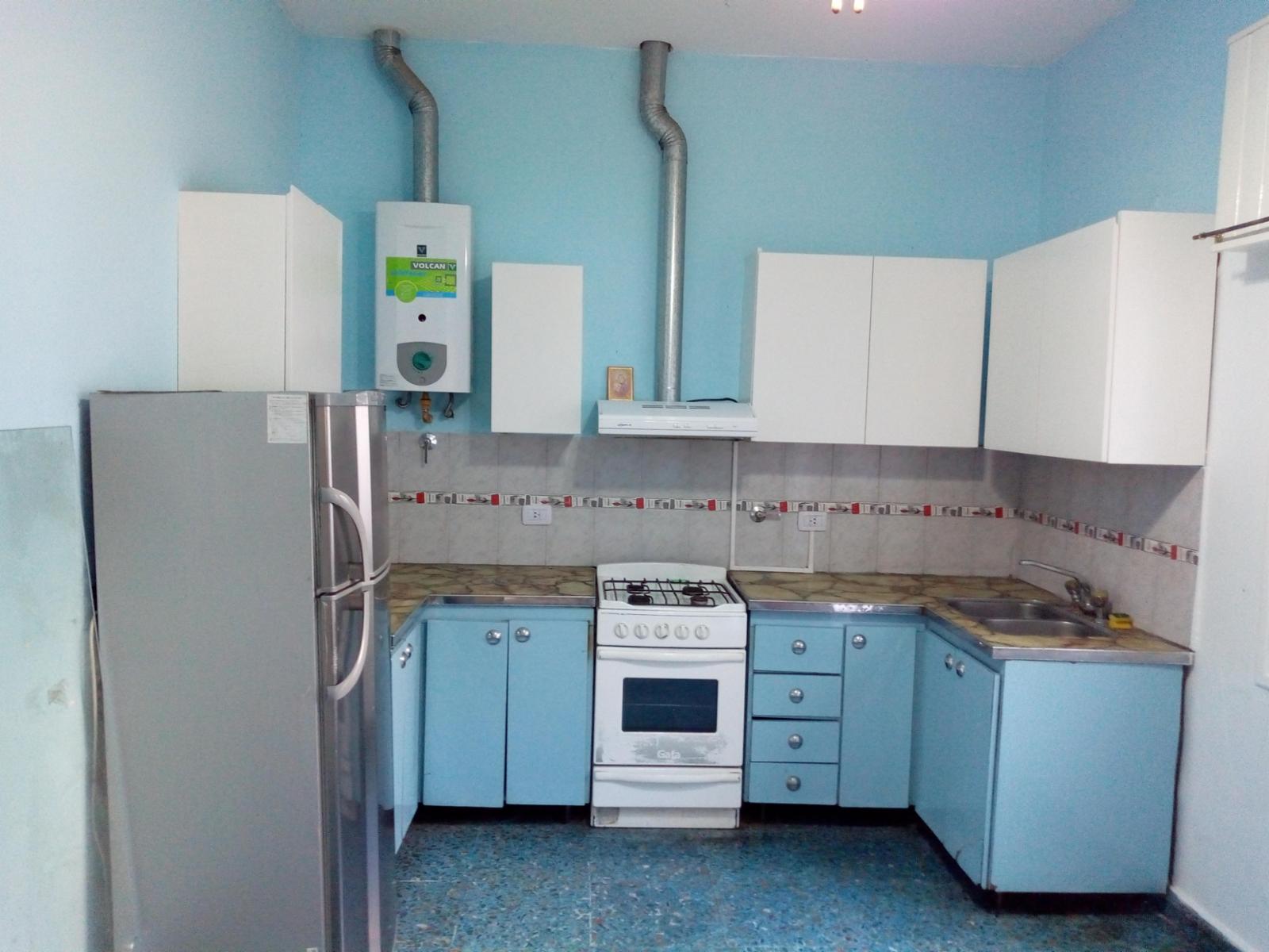 EXCELENTE CASA DE 3 PLANTAS EN ESQUINA CON PATIO Y COCHERA — foto 4