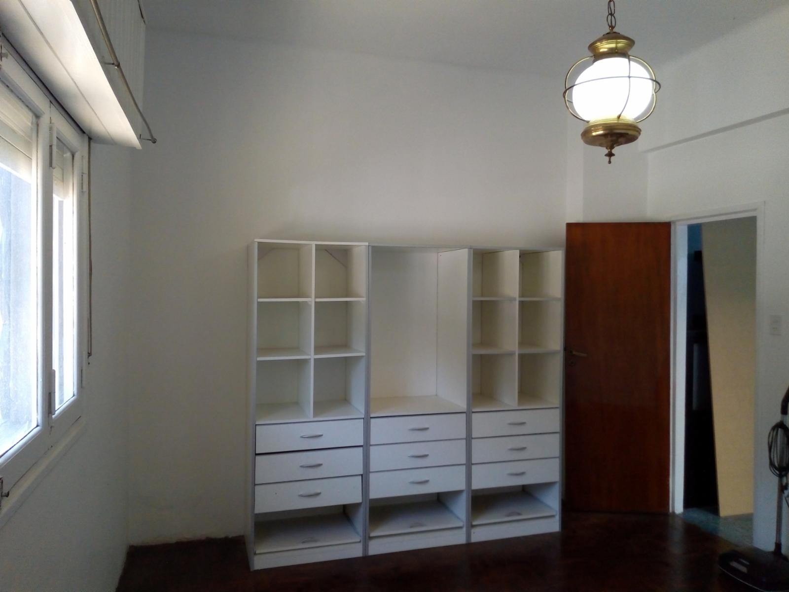 EXCELENTE CASA DE 3 PLANTAS EN ESQUINA CON PATIO Y COCHERA — foto 6