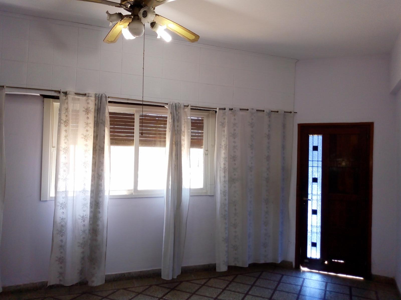 EXCELENTE CASA DE 3 PLANTAS EN ESQUINA CON PATIO Y COCHERA — foto 8
