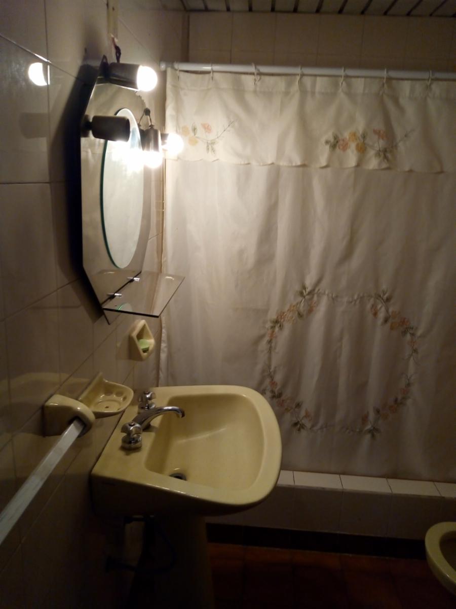 EXCELENTE CASA DE 3 PLANTAS EN ESQUINA CON PATIO Y COCHERA — foto 9