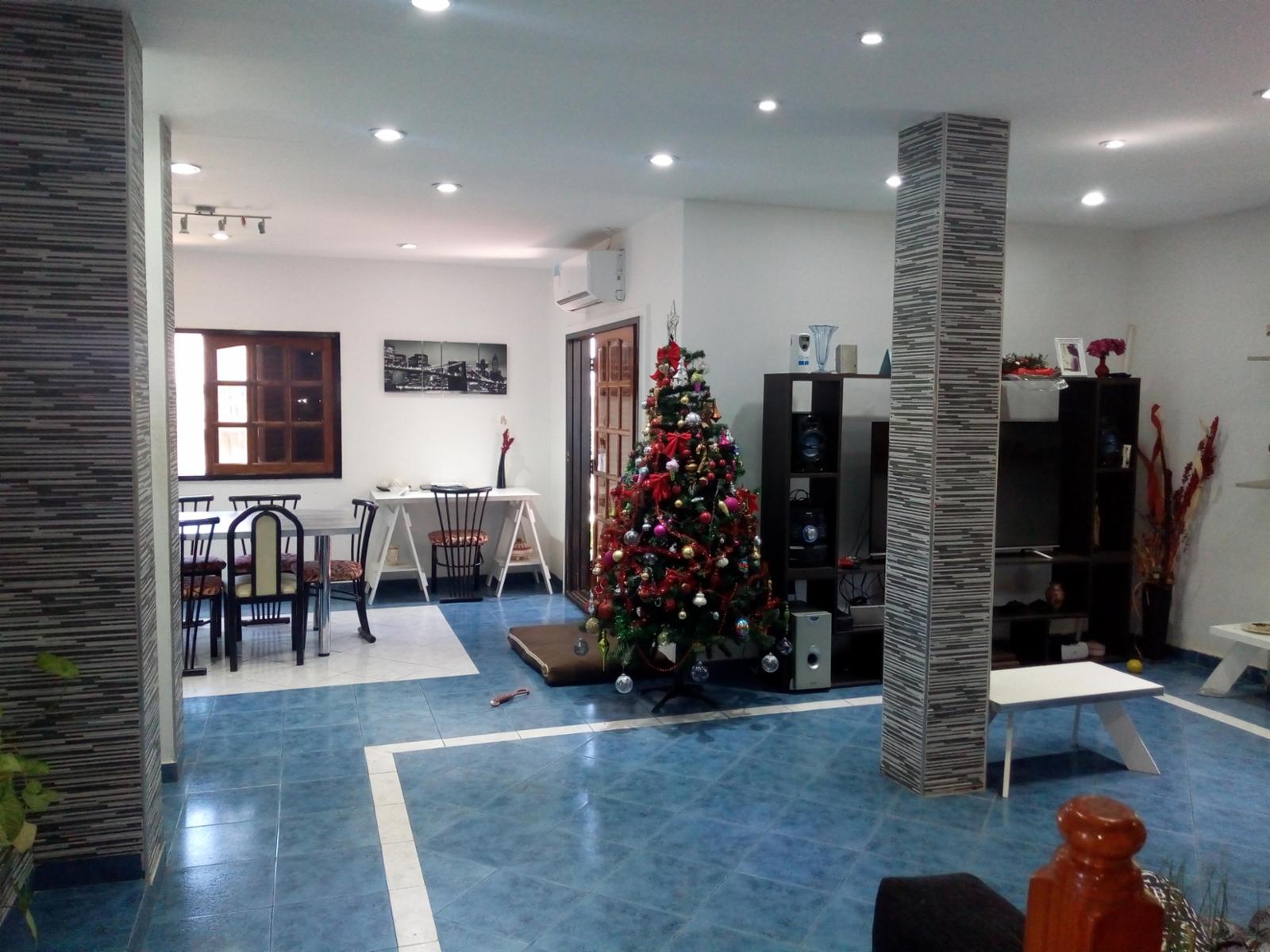 EXCELENTE CASA DE 3 PLANTAS EN ESQUINA CON PATIO Y COCHERA — foto 11