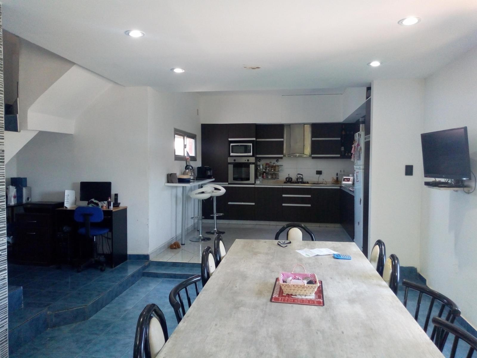 EXCELENTE CASA DE 3 PLANTAS EN ESQUINA CON PATIO Y COCHERA — foto 13