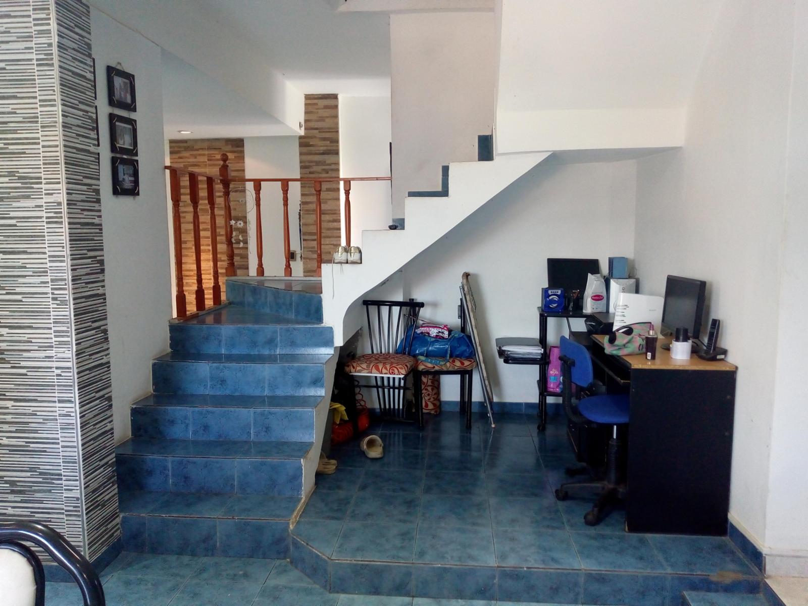 EXCELENTE CASA DE 3 PLANTAS EN ESQUINA CON PATIO Y COCHERA — foto 14
