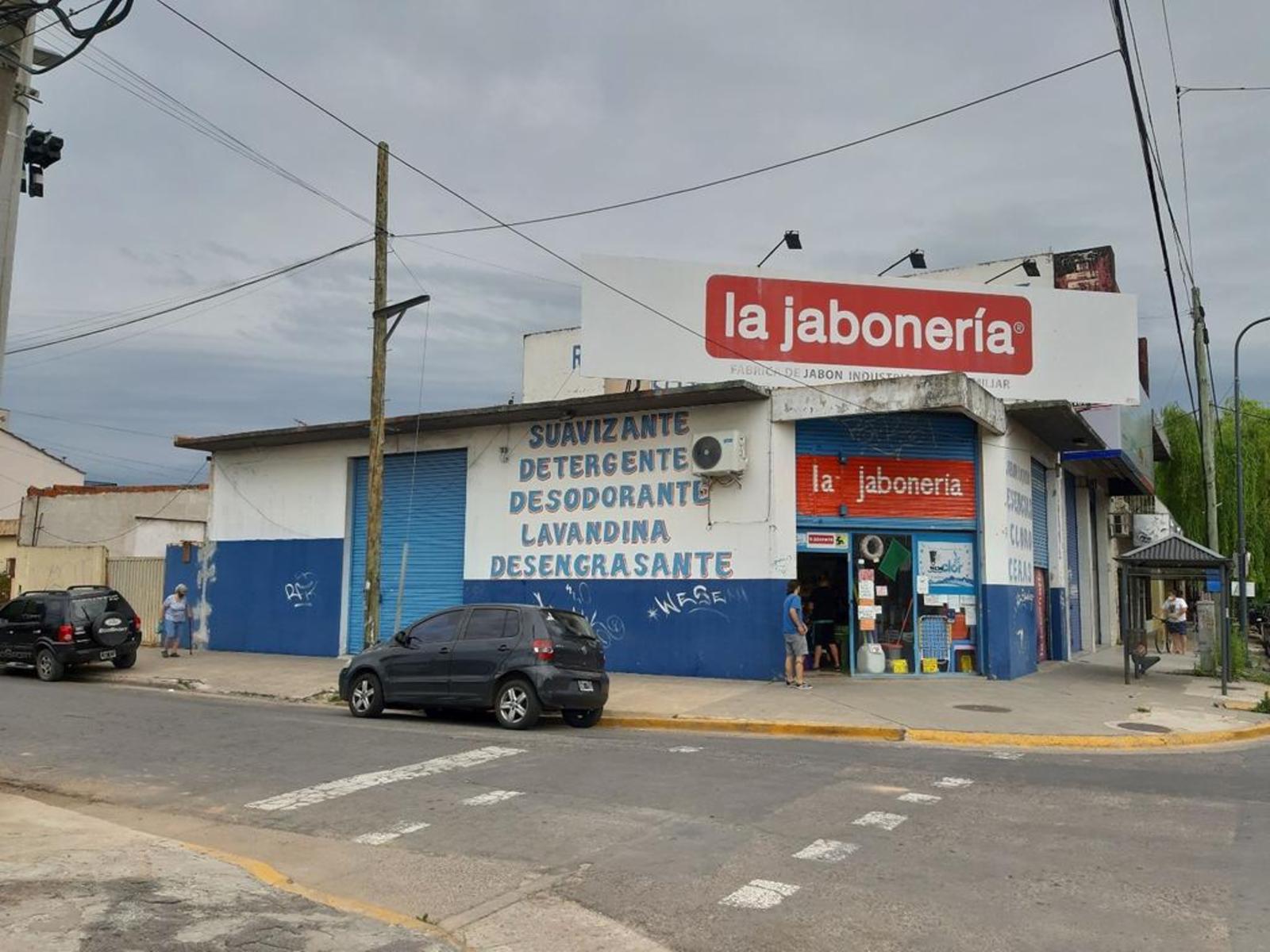 GRAN LOCAL COMERCIAL DE 140 M² CUBIERTOS Y 95 M² DESCUBIERTOS UBICADO SOBRE AVENIDA PRESIDENTE PERÓN — foto 2
