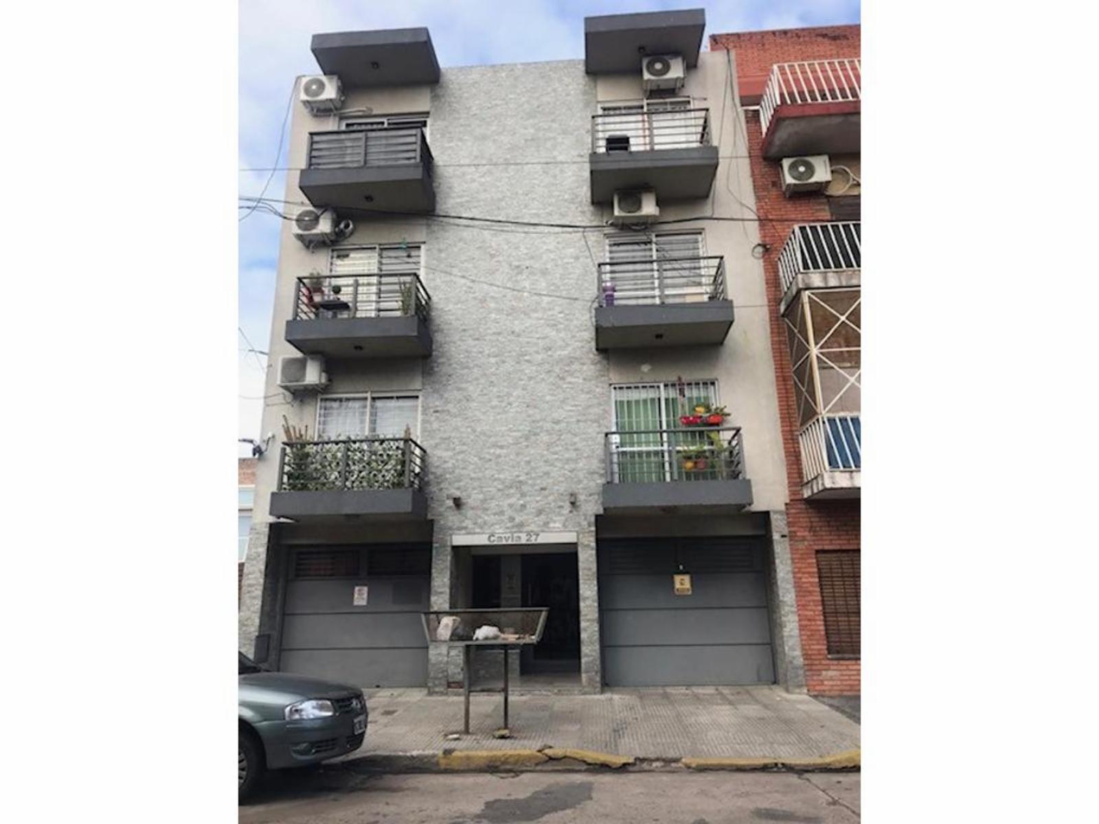 EXCELENTE DEPARTAMENTO DE 2 AMBIENTES EN SEGUNDO PISO AL FRENTE CON BALCÓN Y TERRAZA