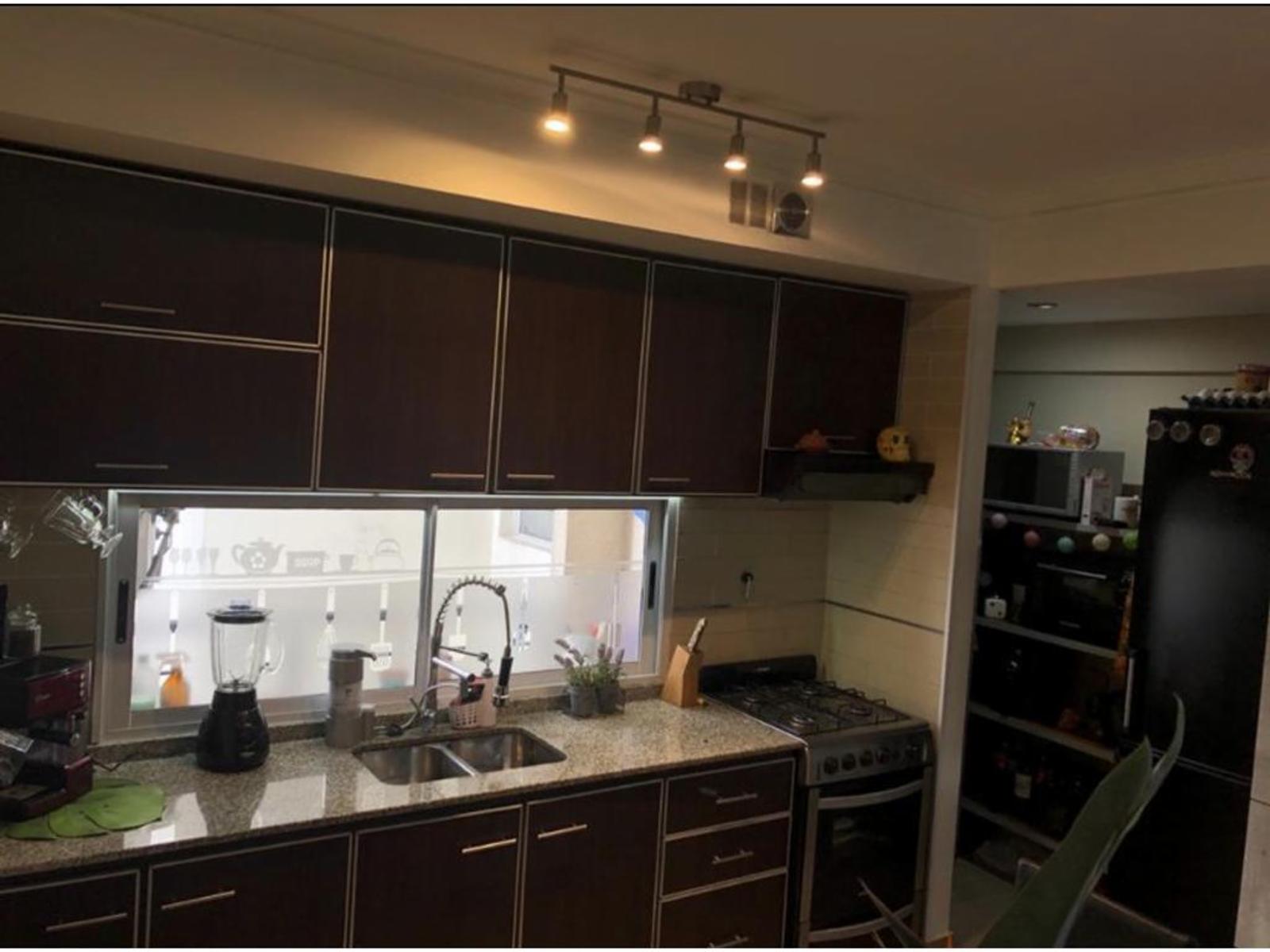 EXCELENTE DEPARTAMENTO DE 2 AMBIENTES EN SEGUNDO PISO AL FRENTE CON BALCÓN Y TERRAZA — foto 7