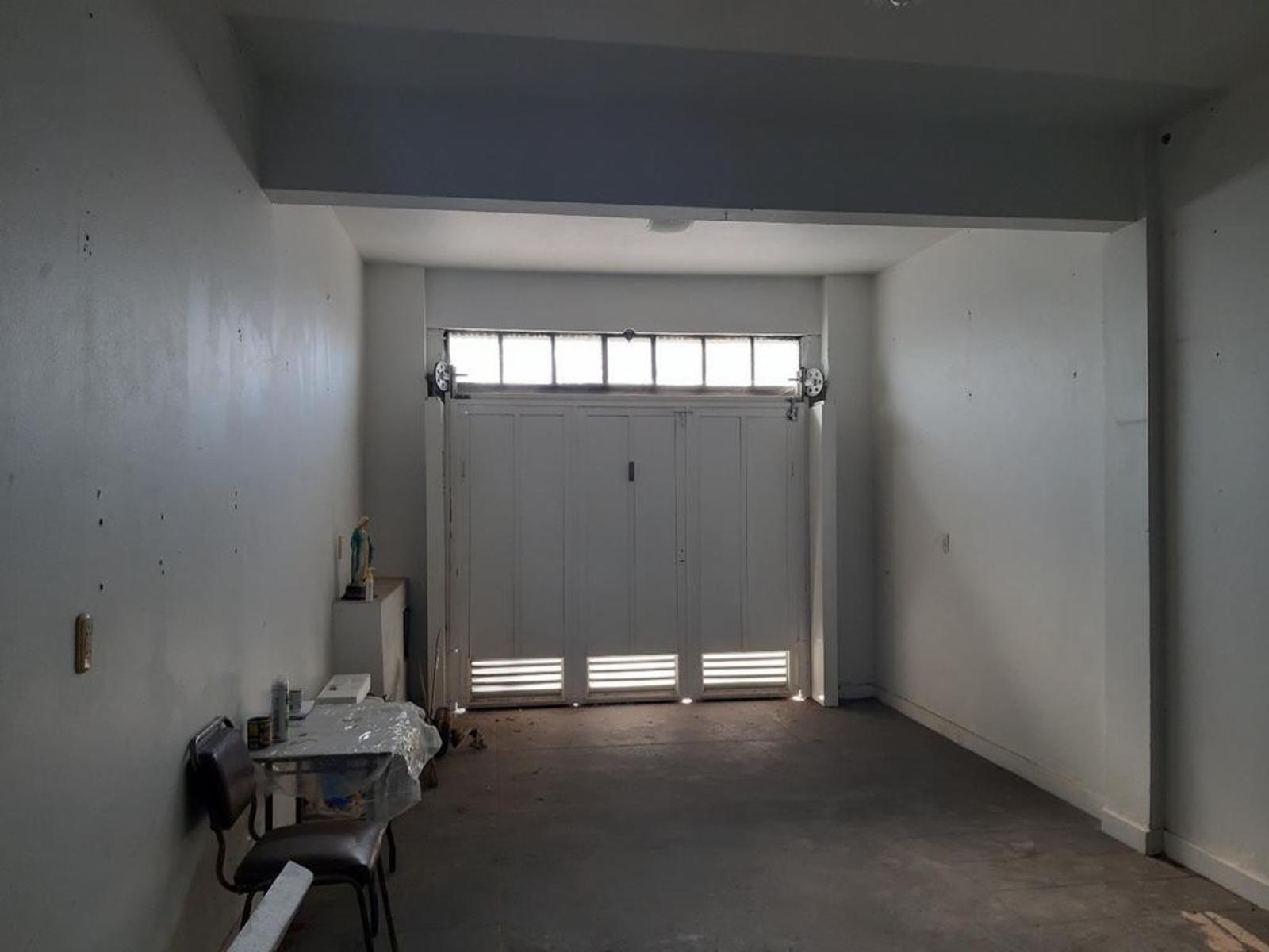 PH DE 4 AMBIENTES AL FRENTE CON PATIO, BALCÓN Y TERRAZA — foto 3