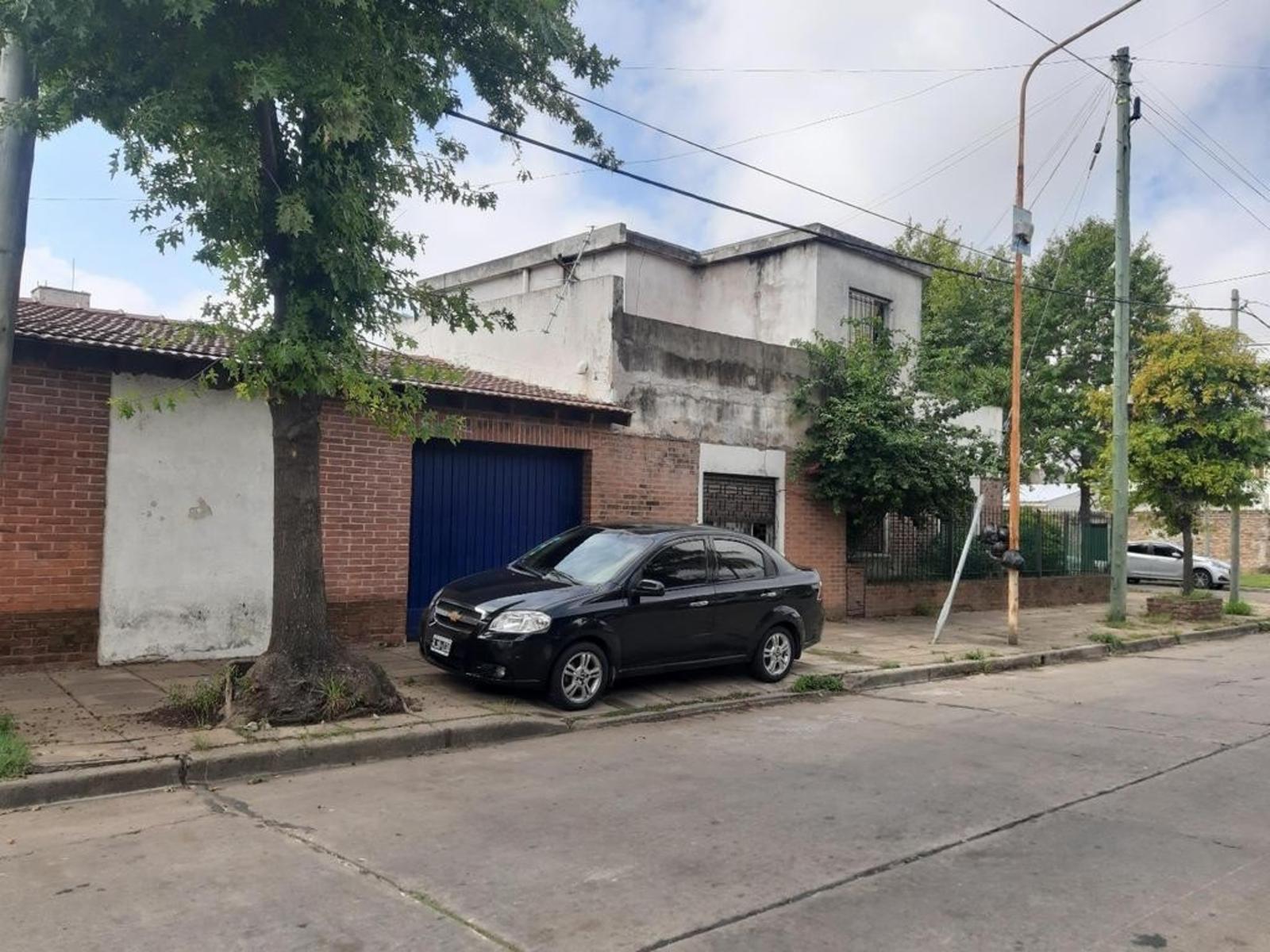 CASA DE 5 AMBIENTES UBICADA EN ESQUINA CON PATIO Y TERRAZA — foto 2