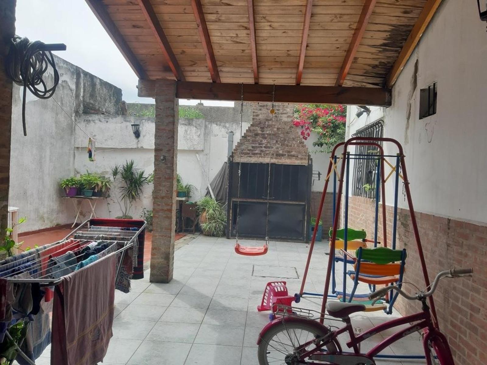 CASA DE 5 AMBIENTES UBICADA EN ESQUINA CON PATIO Y TERRAZA — foto 3