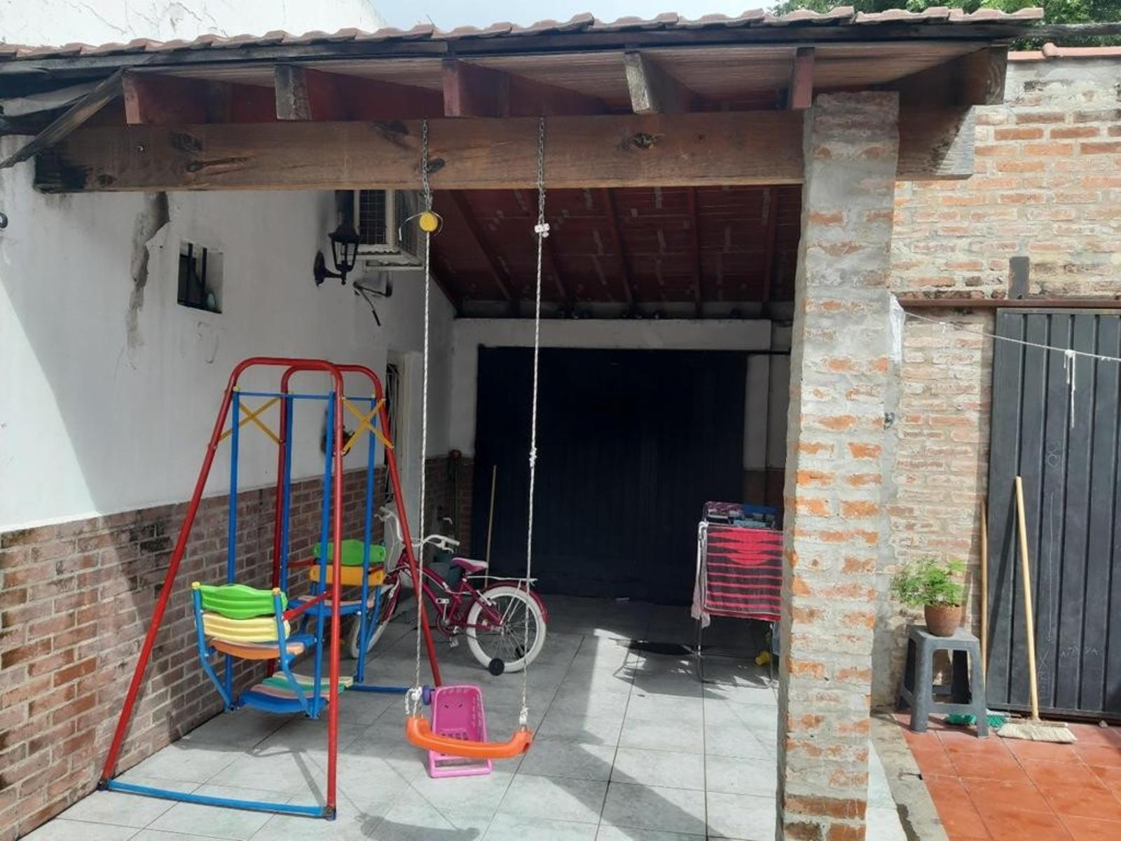 CASA DE 5 AMBIENTES UBICADA EN ESQUINA CON PATIO Y TERRAZA — foto 4