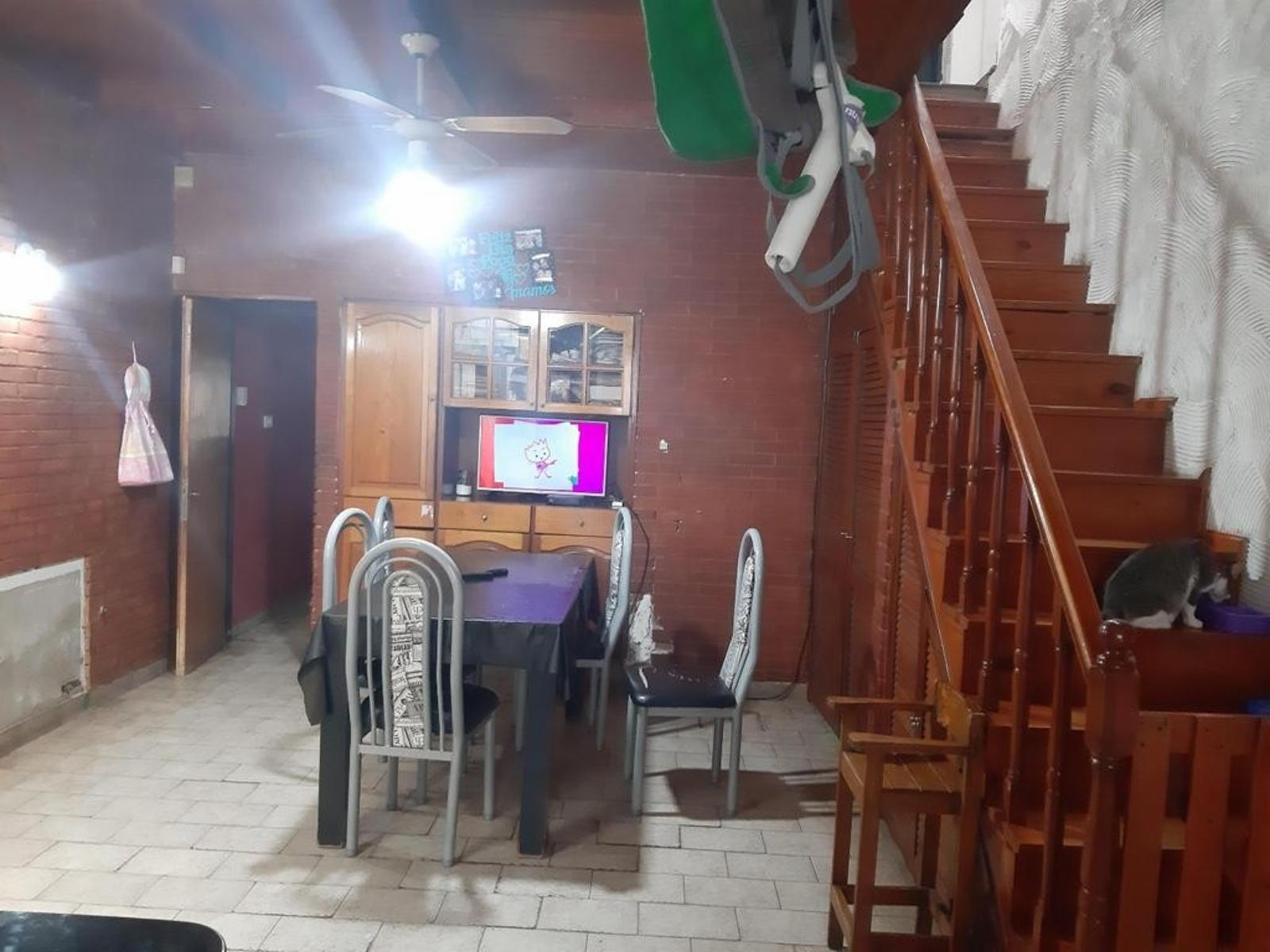 CASA DE 5 AMBIENTES UBICADA EN ESQUINA CON PATIO Y TERRAZA — foto 6