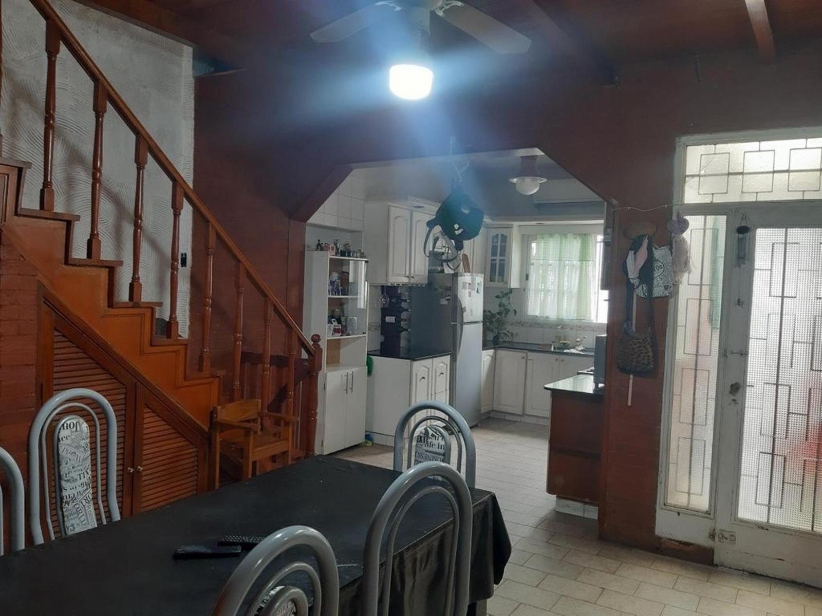 CASA DE 5 AMBIENTES UBICADA EN ESQUINA CON PATIO Y TERRAZA — foto 7