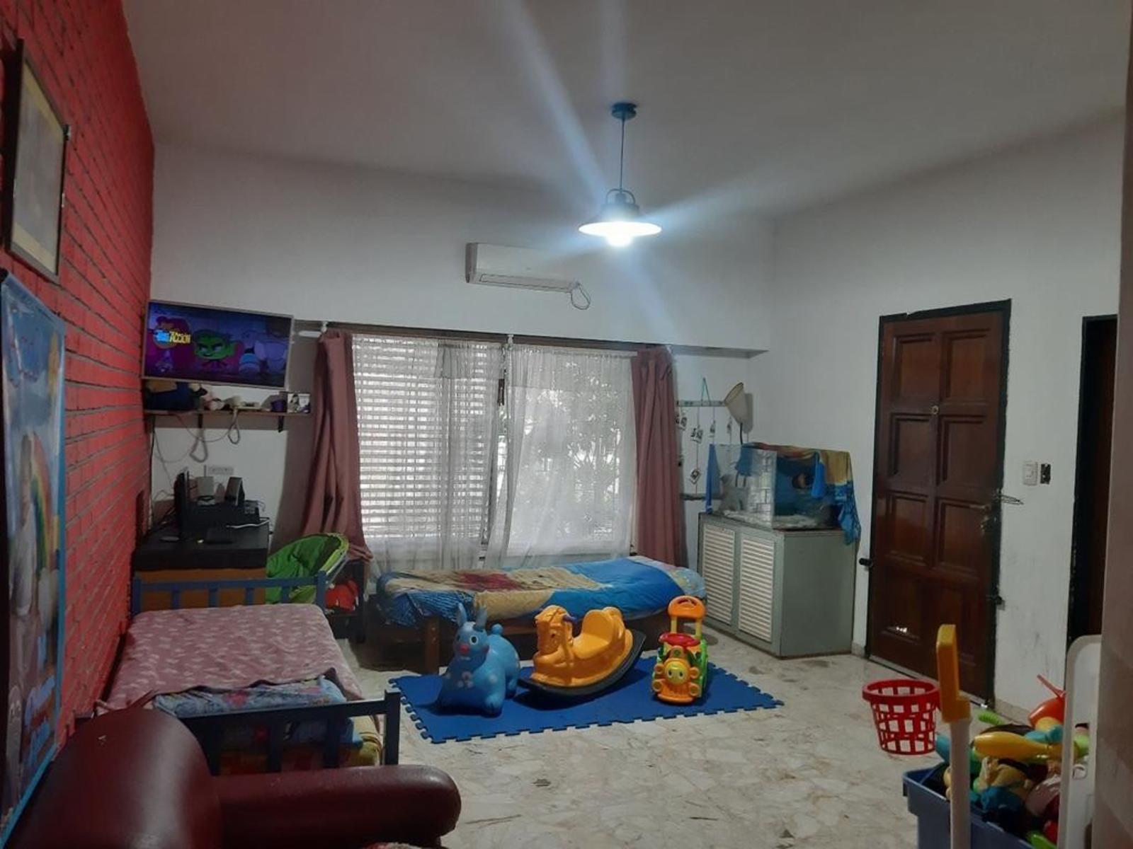 CASA DE 5 AMBIENTES UBICADA EN ESQUINA CON PATIO Y TERRAZA — foto 8