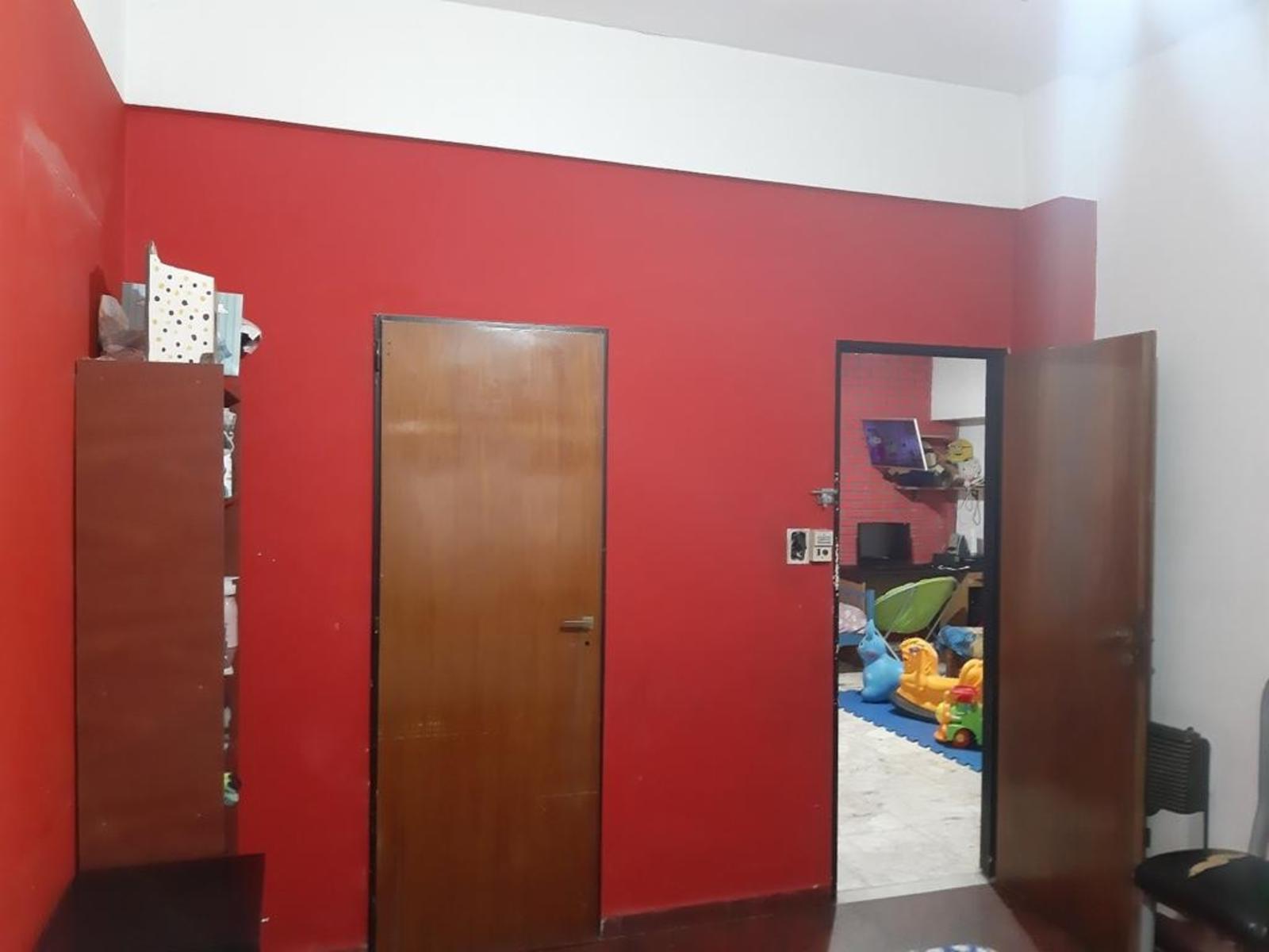 CASA DE 5 AMBIENTES UBICADA EN ESQUINA CON PATIO Y TERRAZA — foto 11