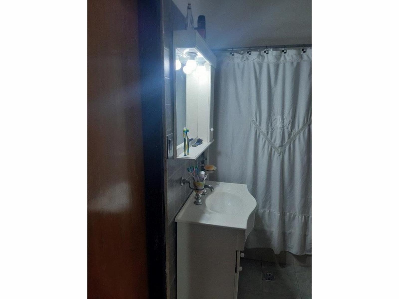 CASA DE 5 AMBIENTES UBICADA EN ESQUINA CON PATIO Y TERRAZA — foto 12
