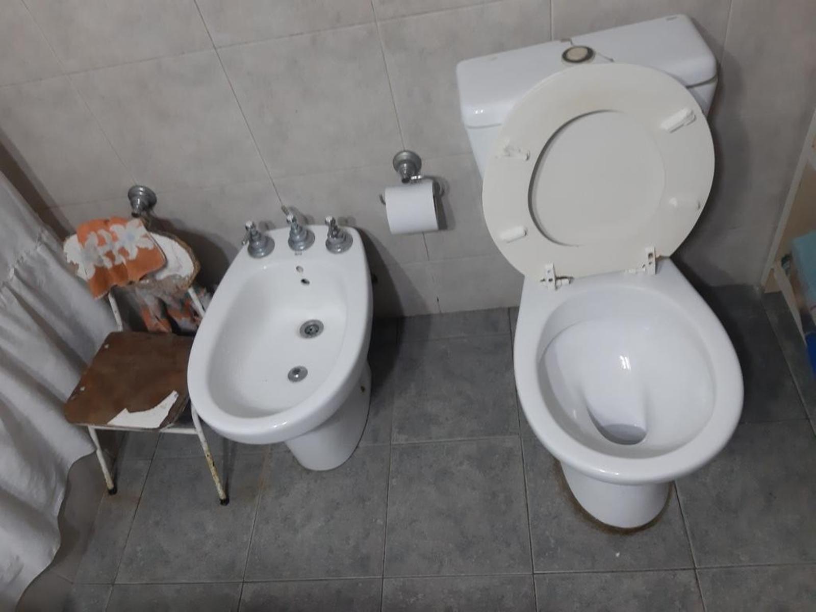 CASA DE 5 AMBIENTES UBICADA EN ESQUINA CON PATIO Y TERRAZA — foto 13
