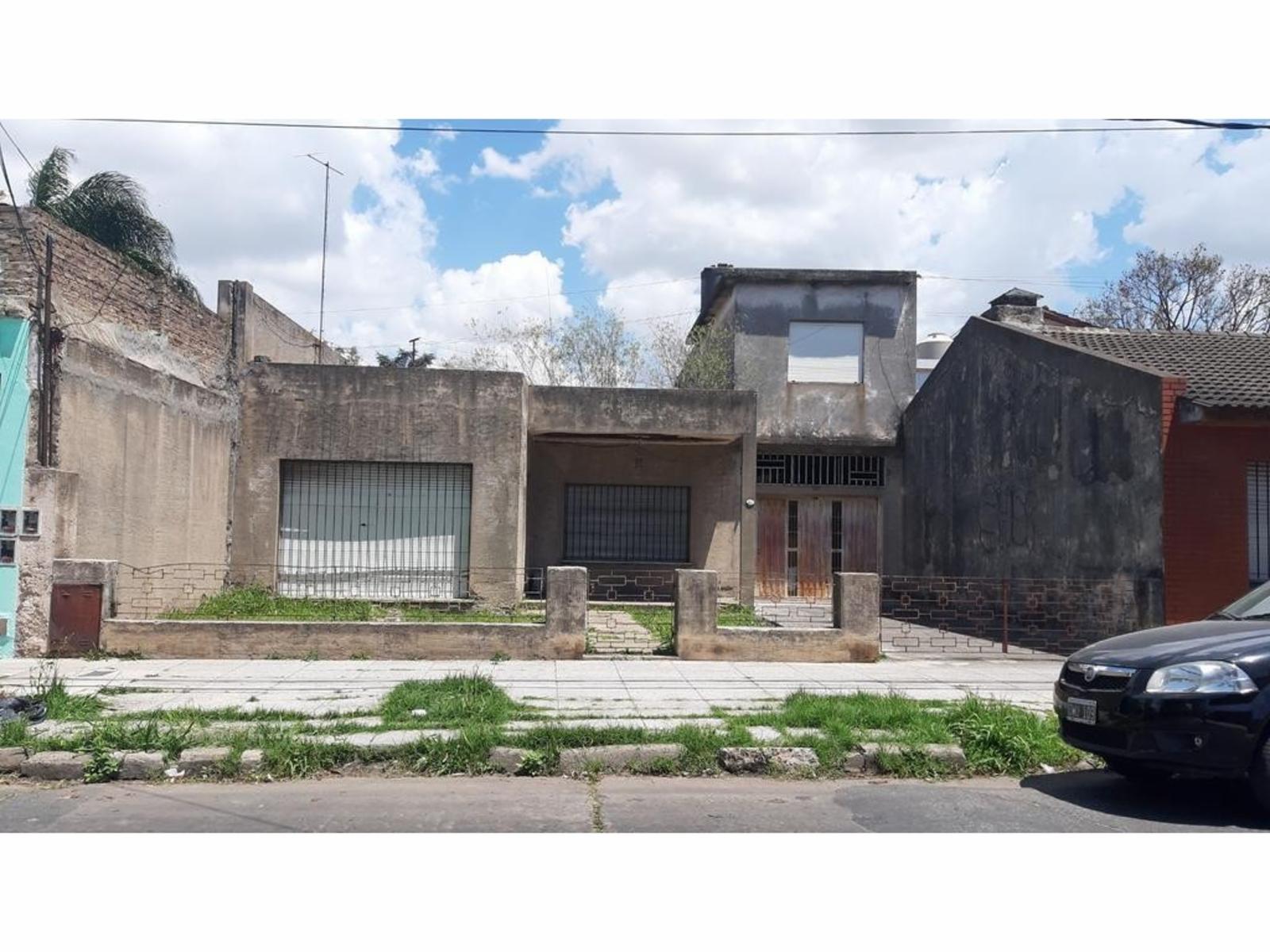 CASA A REFACCIONAR CON TERRENO DE 320 M² (11,76 X 27,37)