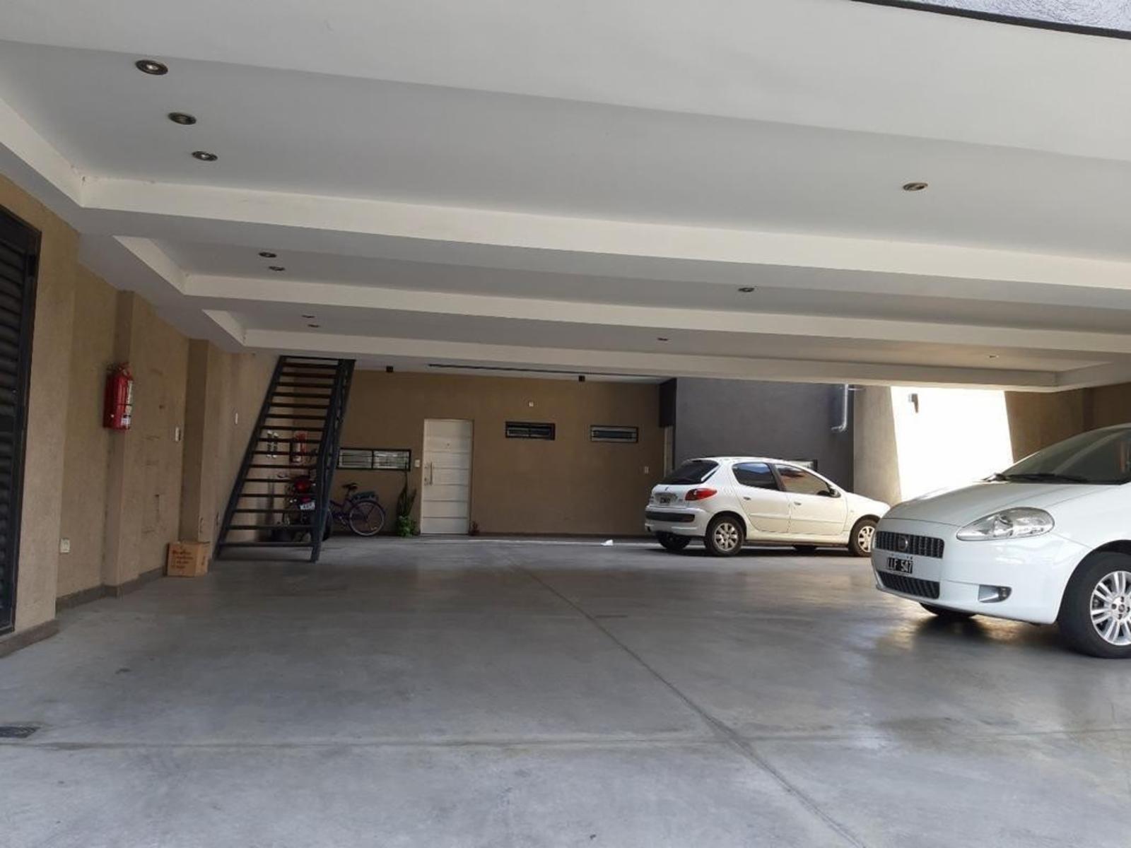 EXCELENTE DEPARTAMENTO DE 2 AMBIENTES AL CONTRAFRENTE CON BALCÓN Y TERRAZA — foto 2