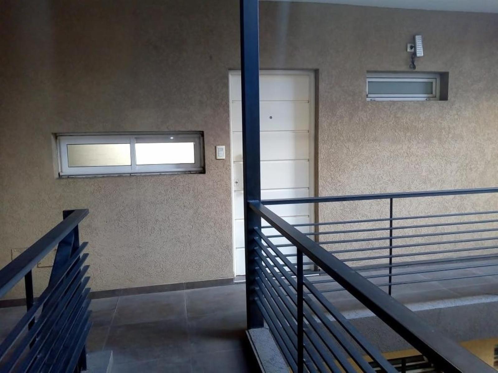 EXCELENTE DEPARTAMENTO DE 2 AMBIENTES AL CONTRAFRENTE CON BALCÓN Y TERRAZA — foto 4