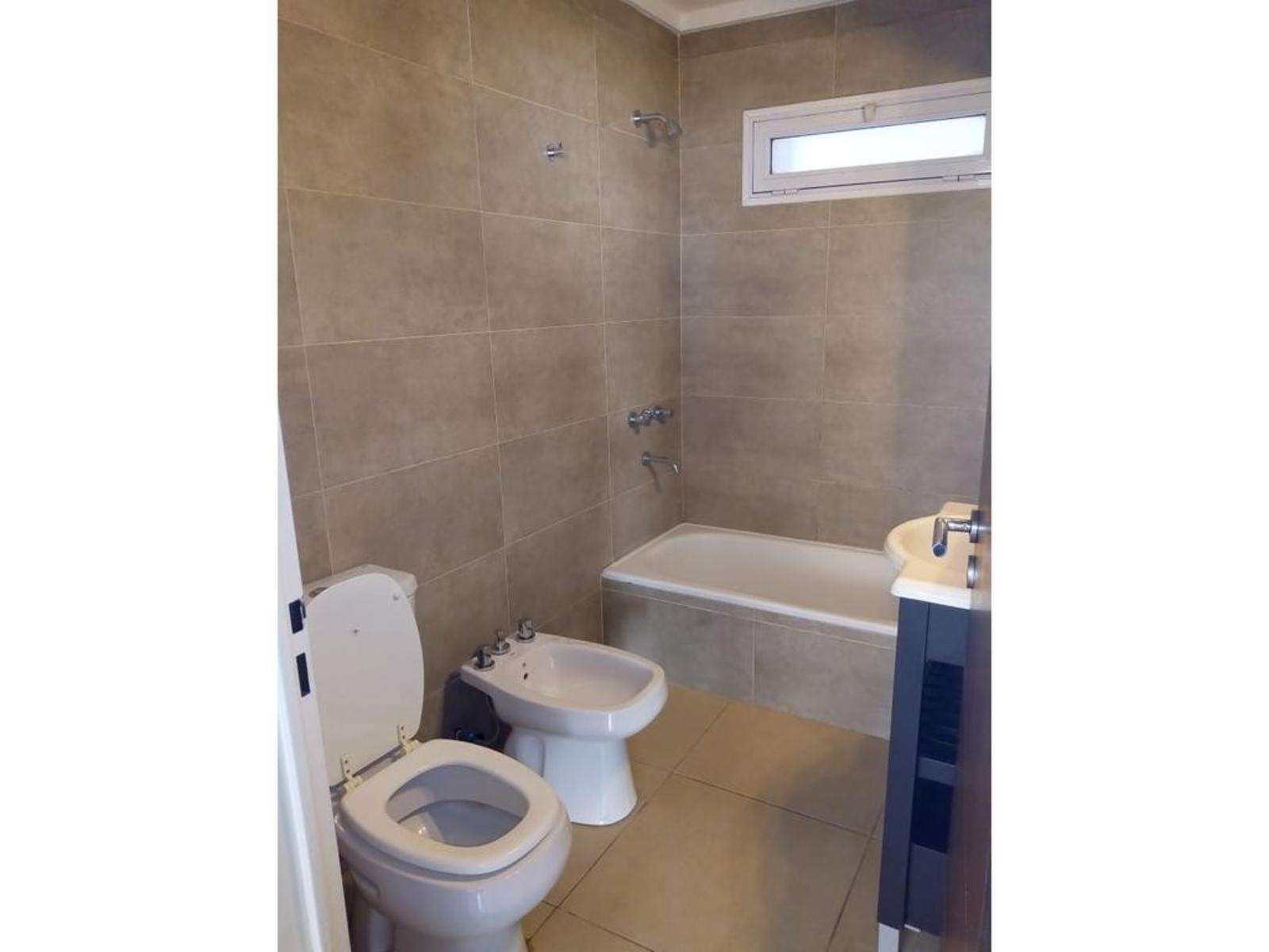EXCELENTE DEPARTAMENTO DE 2 AMBIENTES AL CONTRAFRENTE CON BALCÓN Y TERRAZA — foto 11