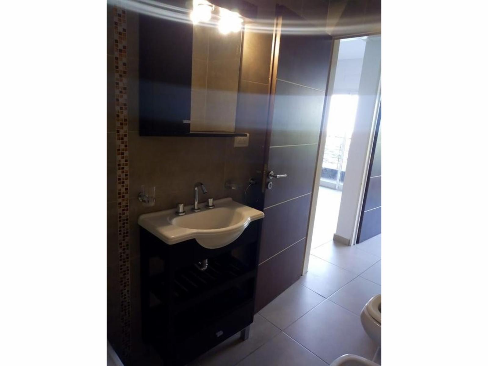 EXCELENTE DEPARTAMENTO DE 2 AMBIENTES AL CONTRAFRENTE CON BALCÓN Y TERRAZA — foto 12