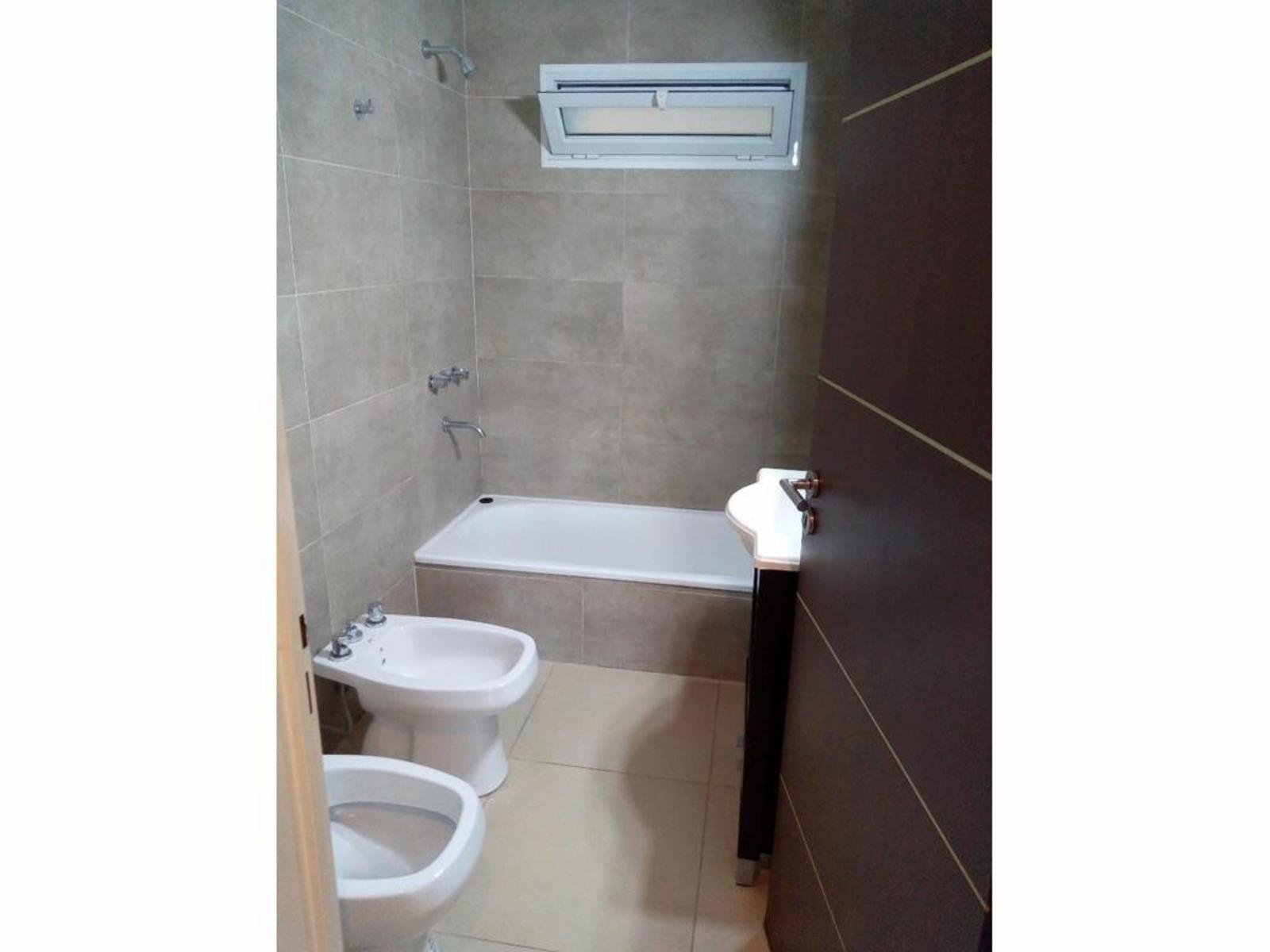 EXCELENTE DEPARTAMENTO MONOAMBIENTE EN PRIMER PISO AL FRENTE CON BALCÓN — foto 10