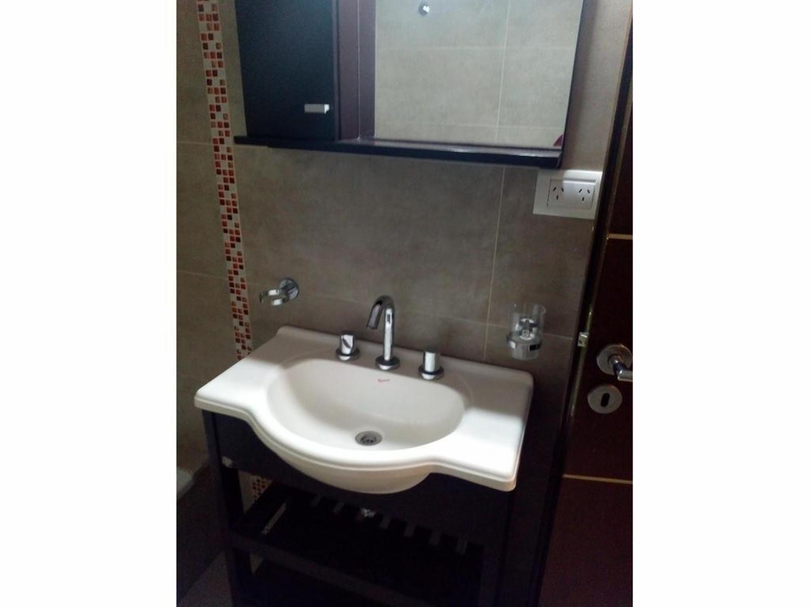 EXCELENTE DEPARTAMENTO MONOAMBIENTE EN PRIMER PISO AL FRENTE CON BALCÓN — foto 11