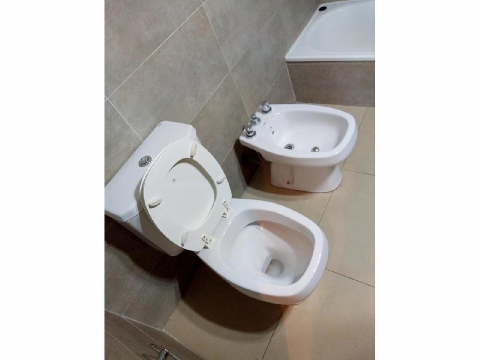 EXCELENTE DEPARTAMENTO MONOAMBIENTE EN PRIMER PISO AL FRENTE CON BALCÓN — foto 12