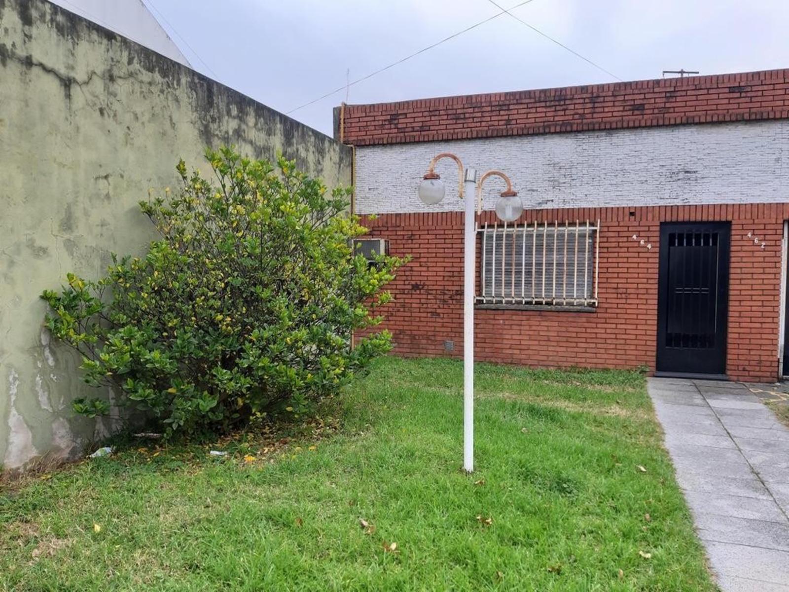 PH DE 2 AMBIENTES AL FRENTE A REFACCIONAR CON PATIO Y COCHERA — foto 2