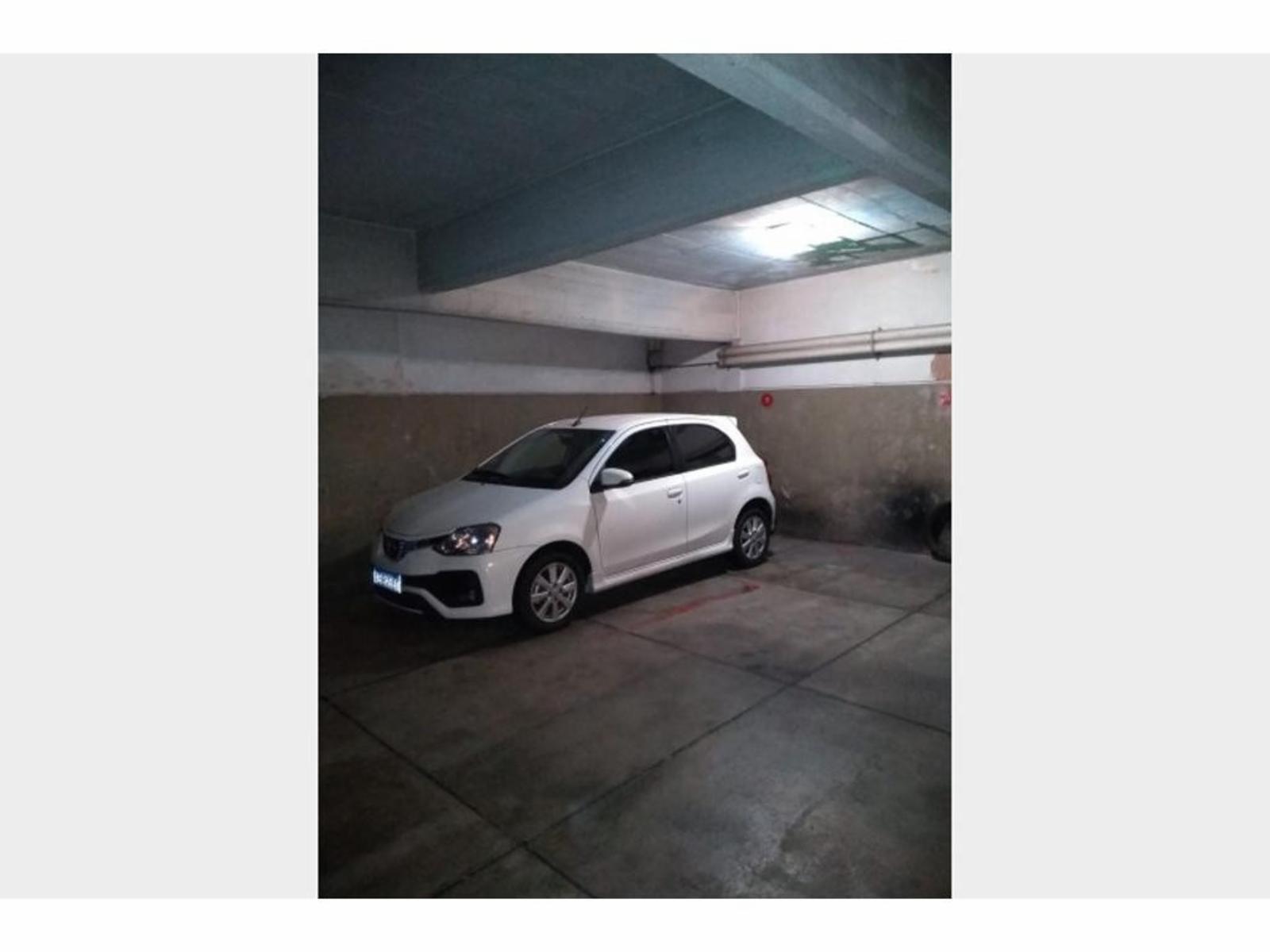 DEPARTAMENTO 4 AMBIENTES CON COCHERA CUBIERTA Y BALCÓN CORRIDO AL FRENTE — foto 4