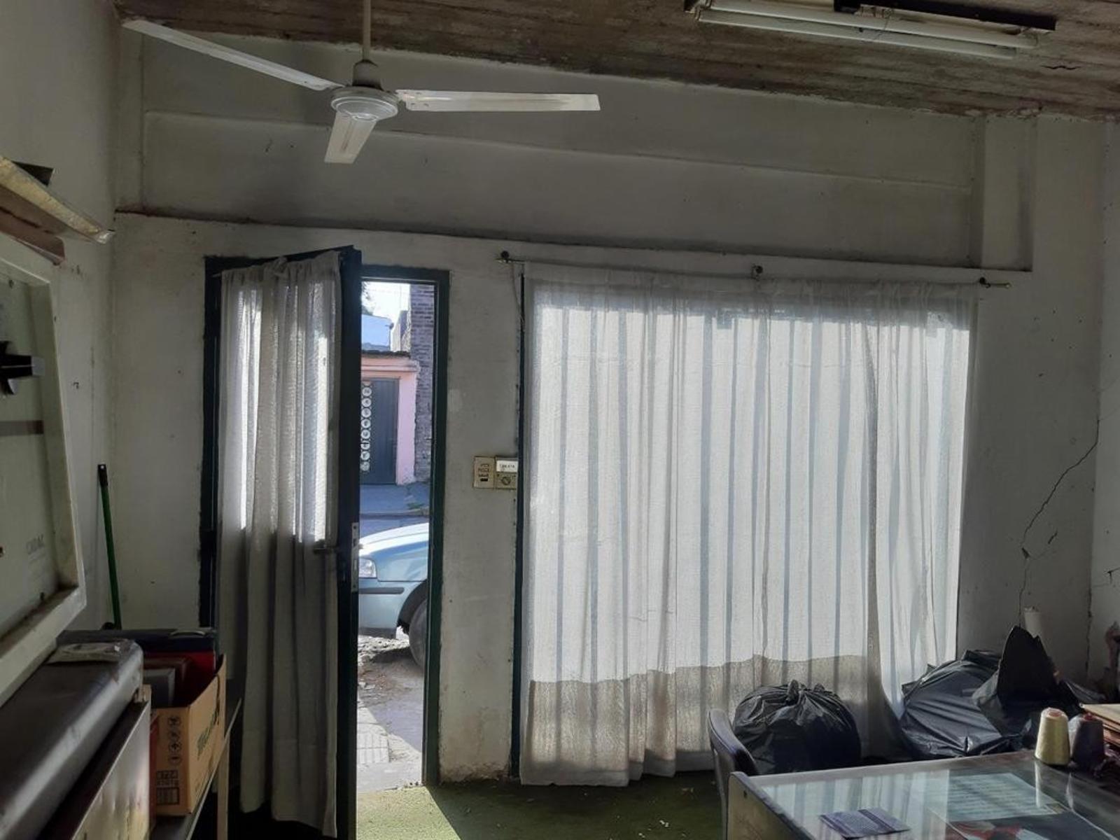 VENTA EN BLOCK DE 2 VIVIENDAS + OFICINA DE 43m² A REFACCIONAR IDEAL PARA 2 FAMILIAS. — foto 3