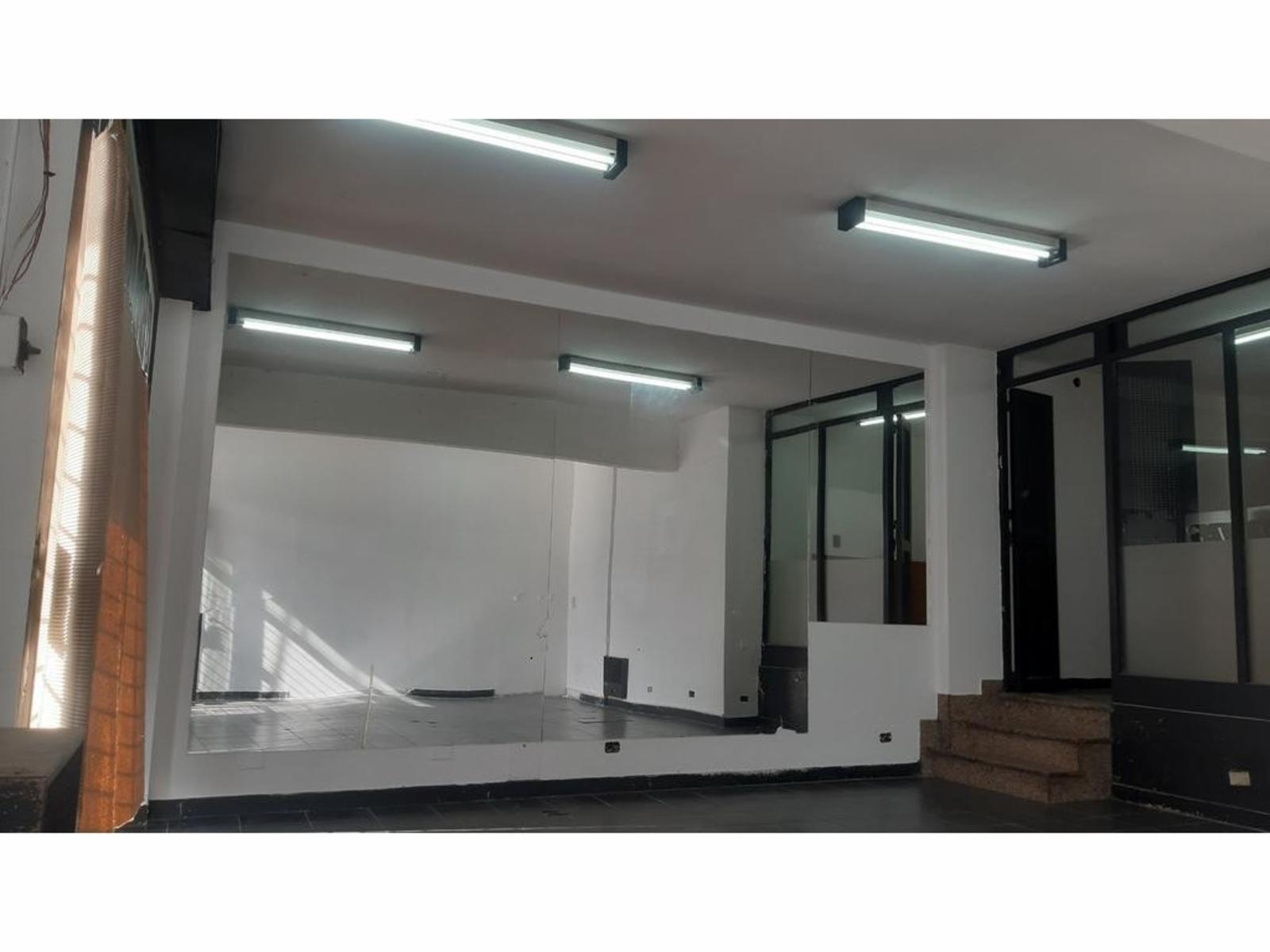 EXCELENTE LOCAL DE 40 M² UBICADO SOBRE AVENIDA RIVADAVIA — foto 3
